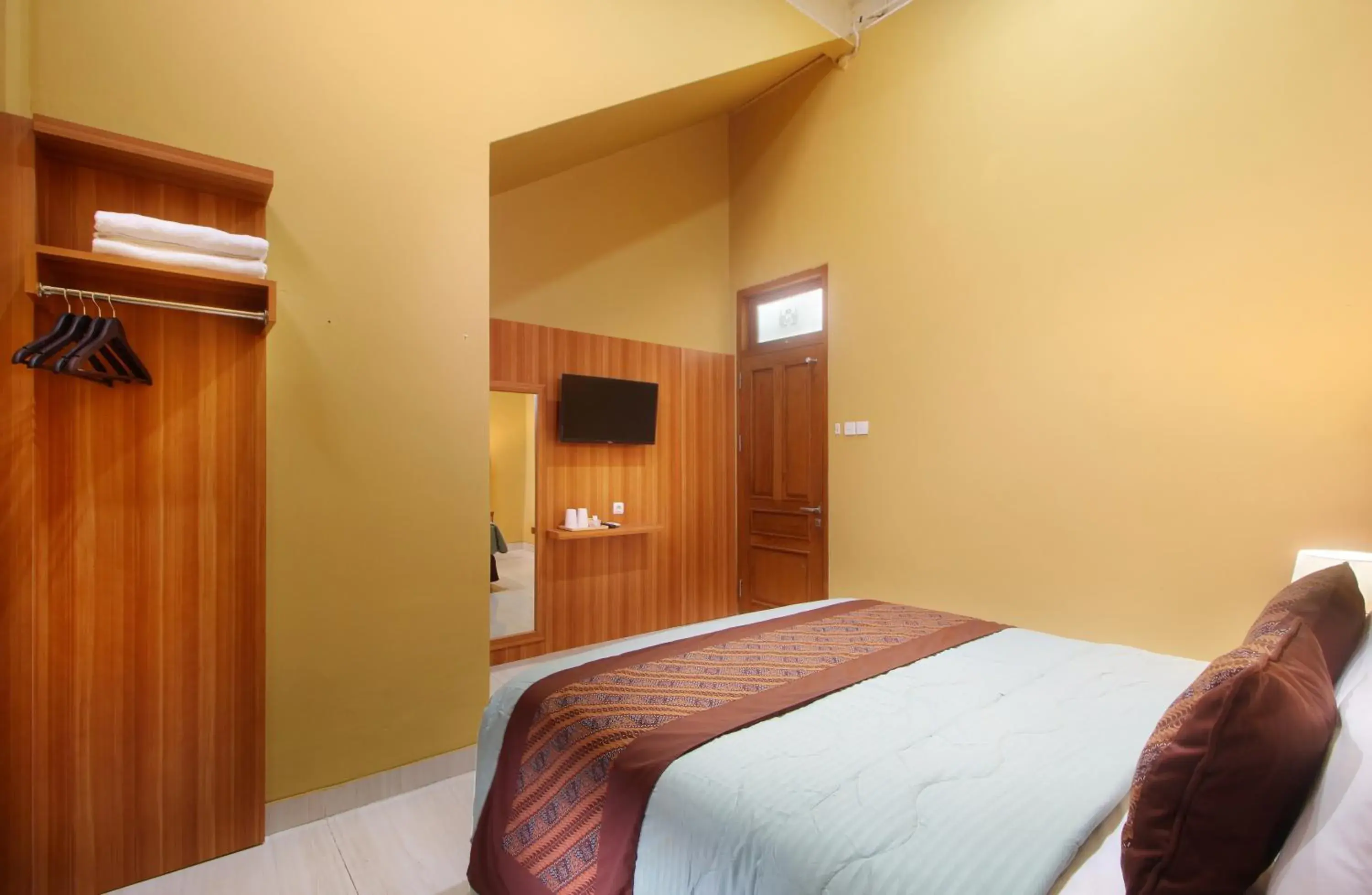 Standard Double Room with Shared Bathroom in Hotel Radyoharto Mallioboro Yogyakarta Standard Double Room with Shared Bathroom in Hotel Radyoharto Mallioboro Yogyakarta