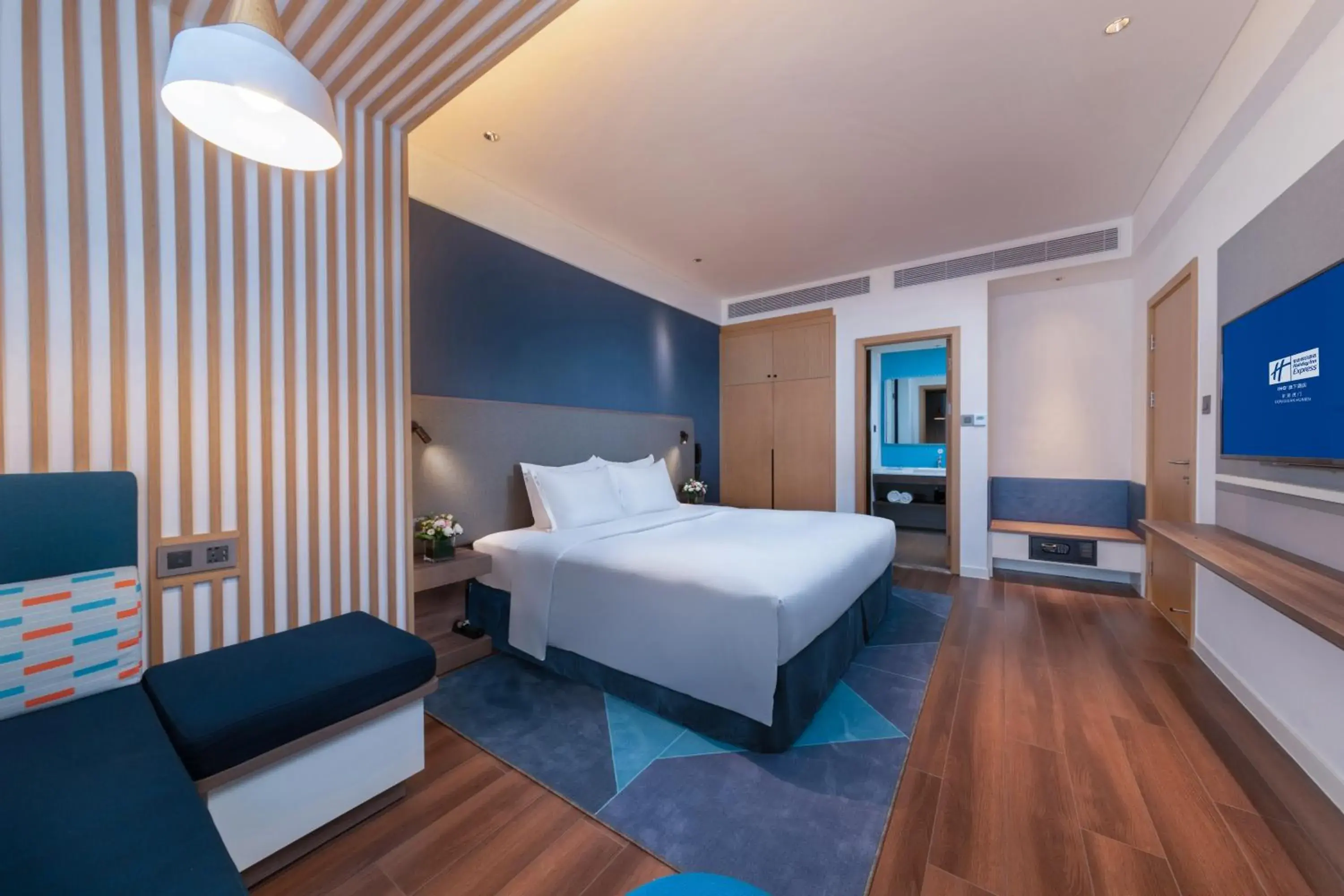 Feature King Room in Holiday Inn Express Dongguan Humen, an IHG Hotel Feature King Room in Holiday Inn Express Dongguan Humen, an IHG Hotel