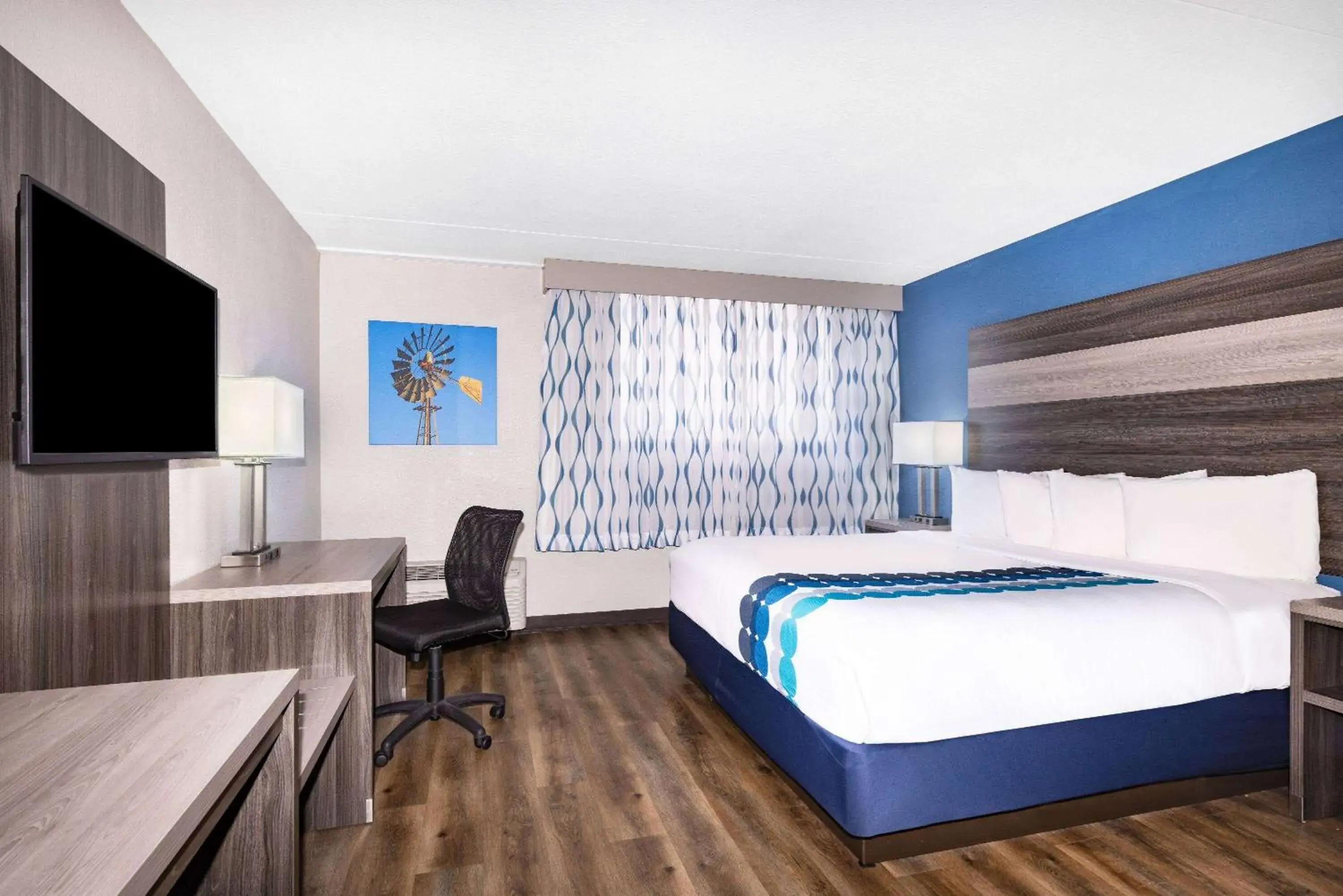 1 King Bed, Deluxe Mobility/Hearing Accessible Room, Roll-In Shower, Non-Smoking in Wingate by Wyndham Wichita Airport 1 King Bed, Deluxe Mobility/Hearing Accessible Room, Roll-In Shower, Non-Smoking in Wingate by Wyndham Wichita Airport