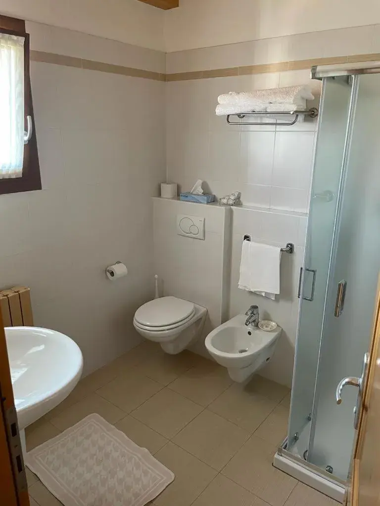 Standard Twin Room - single occupancy in Albergo Ristorante Baraglia Standard Twin Room - single occupancy in Albergo Ristorante Baraglia