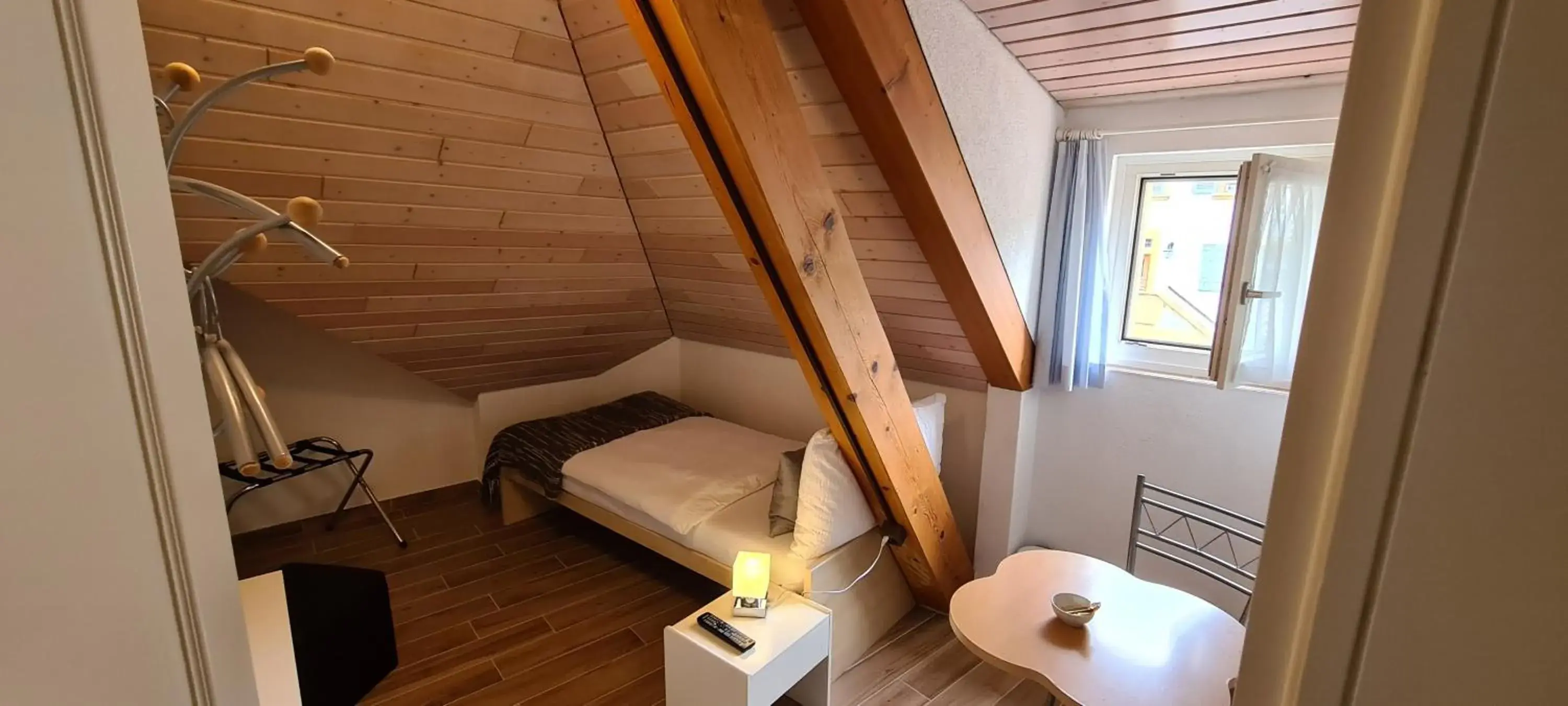 Small Single Room - single occupancy in Hôtel Restaurant Cave Bel-Air Small Single Room - single occupancy in Hôtel Restaurant Cave Bel-Air