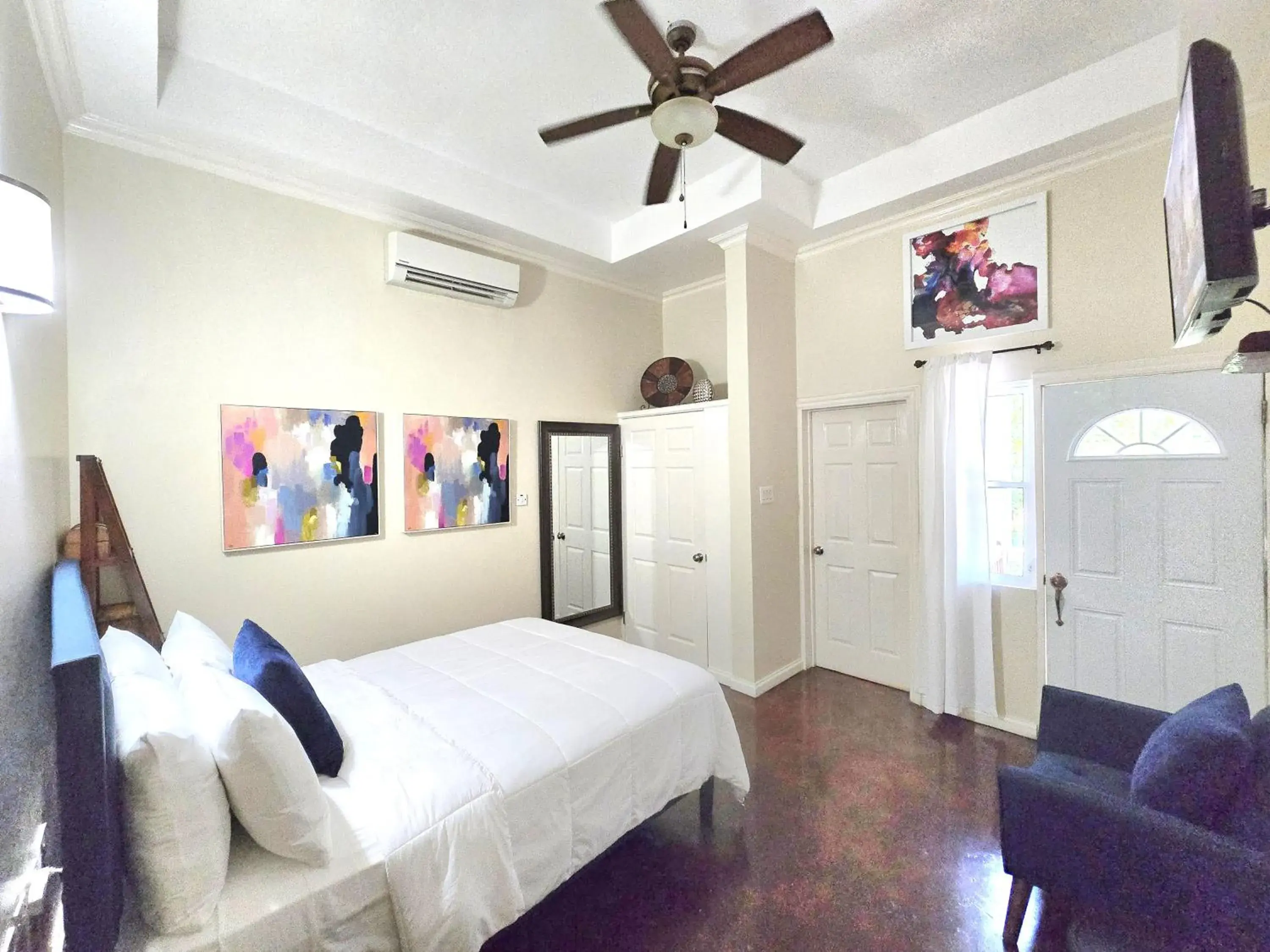 Queen Room with Balcony in Blue Paloma Bed & Breakfast Queen Room with Balcony in Blue Paloma Bed & Breakfast