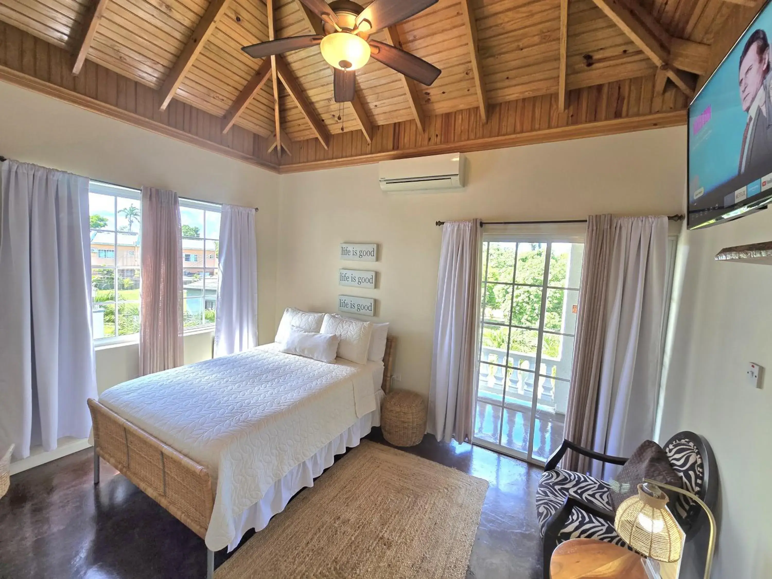 Deluxe Double Room with Shower in Blue Paloma Bed & Breakfast Deluxe Double Room with Shower in Blue Paloma Bed & Breakfast