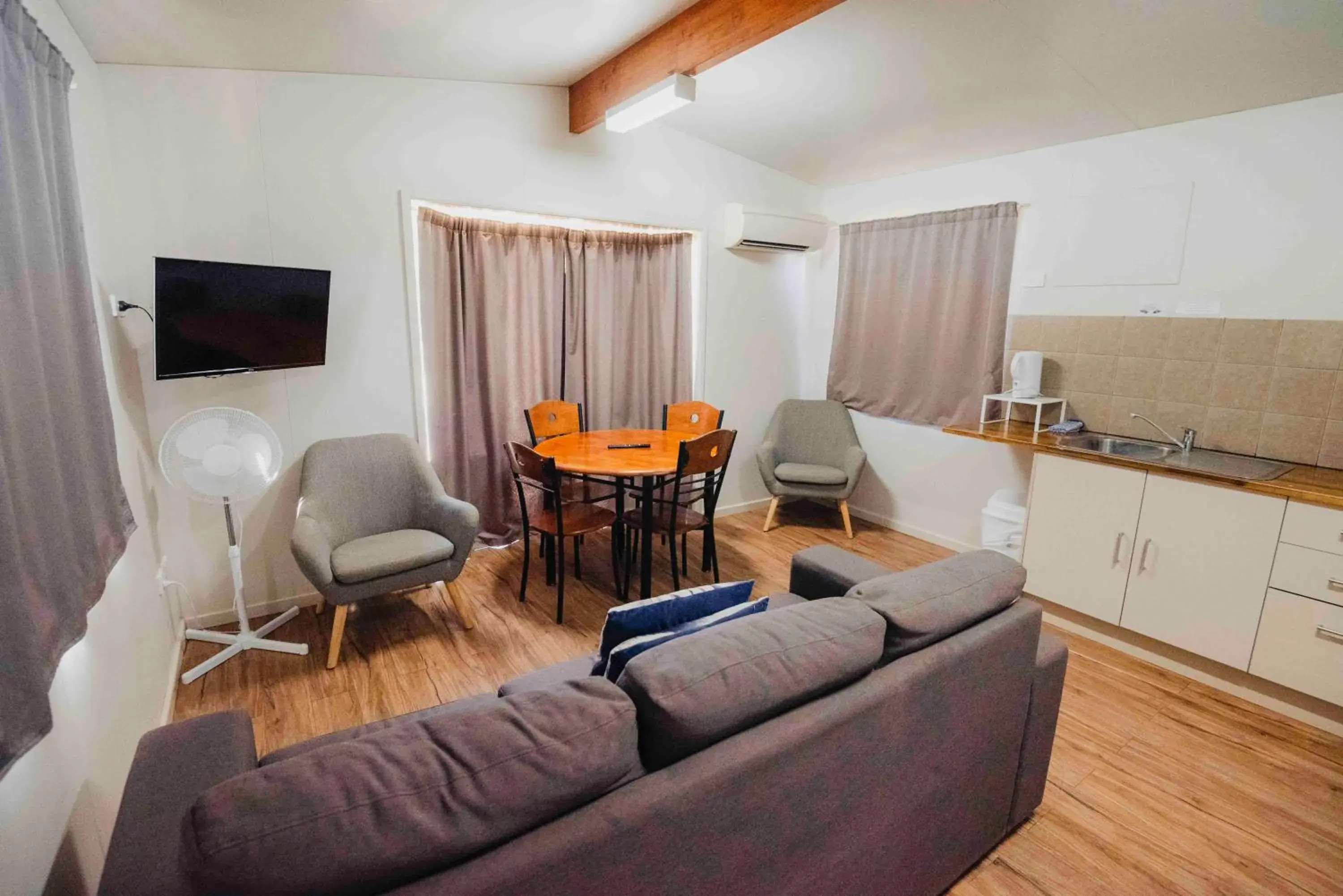 Deluxe Two-Bedroom Chalet with Ensuite in Capricorn Holiday Park Deluxe Two-Bedroom Chalet with Ensuite in Capricorn Holiday Park