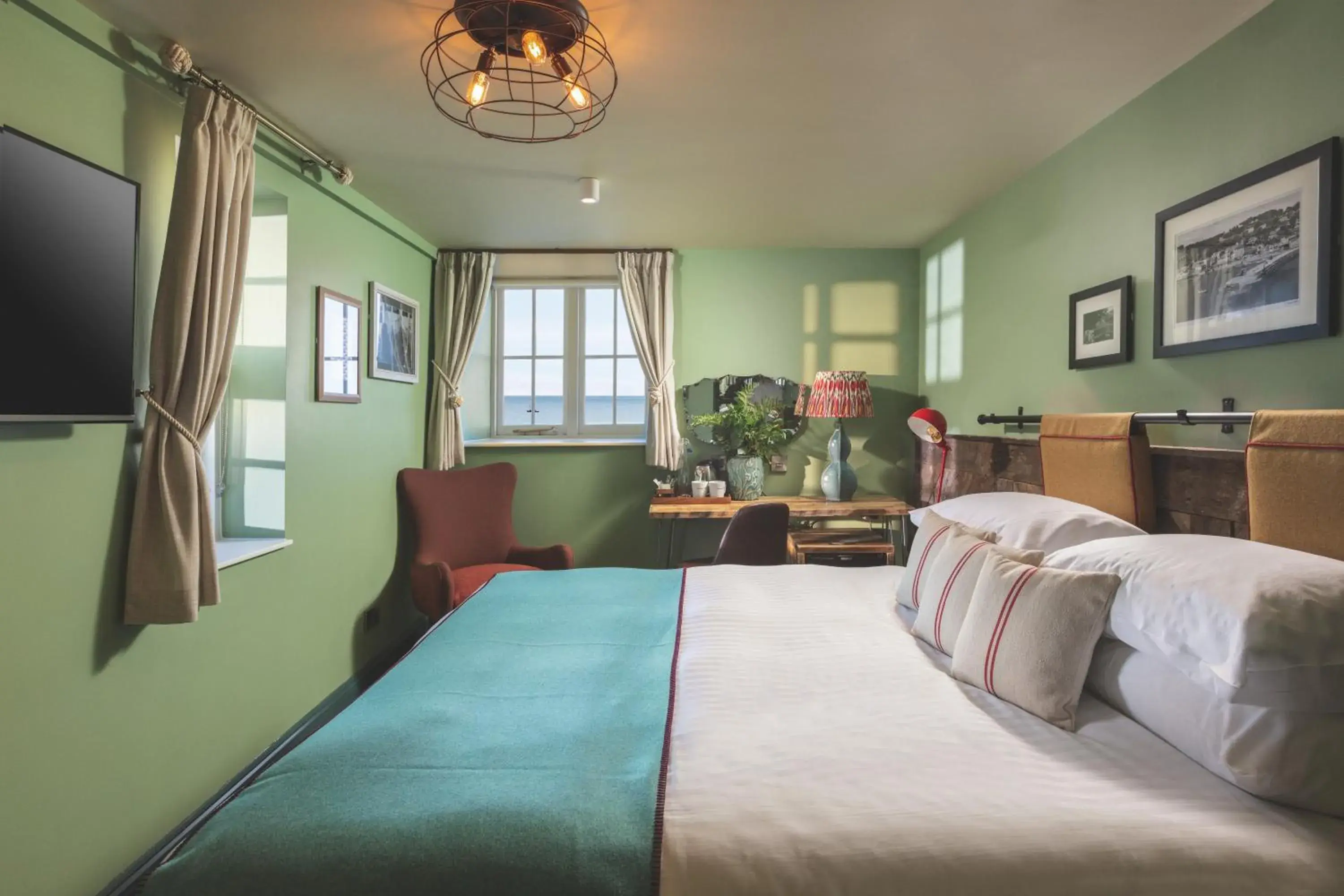 Superior King Room in Rock Point Inn Superior King Room in Rock Point Inn