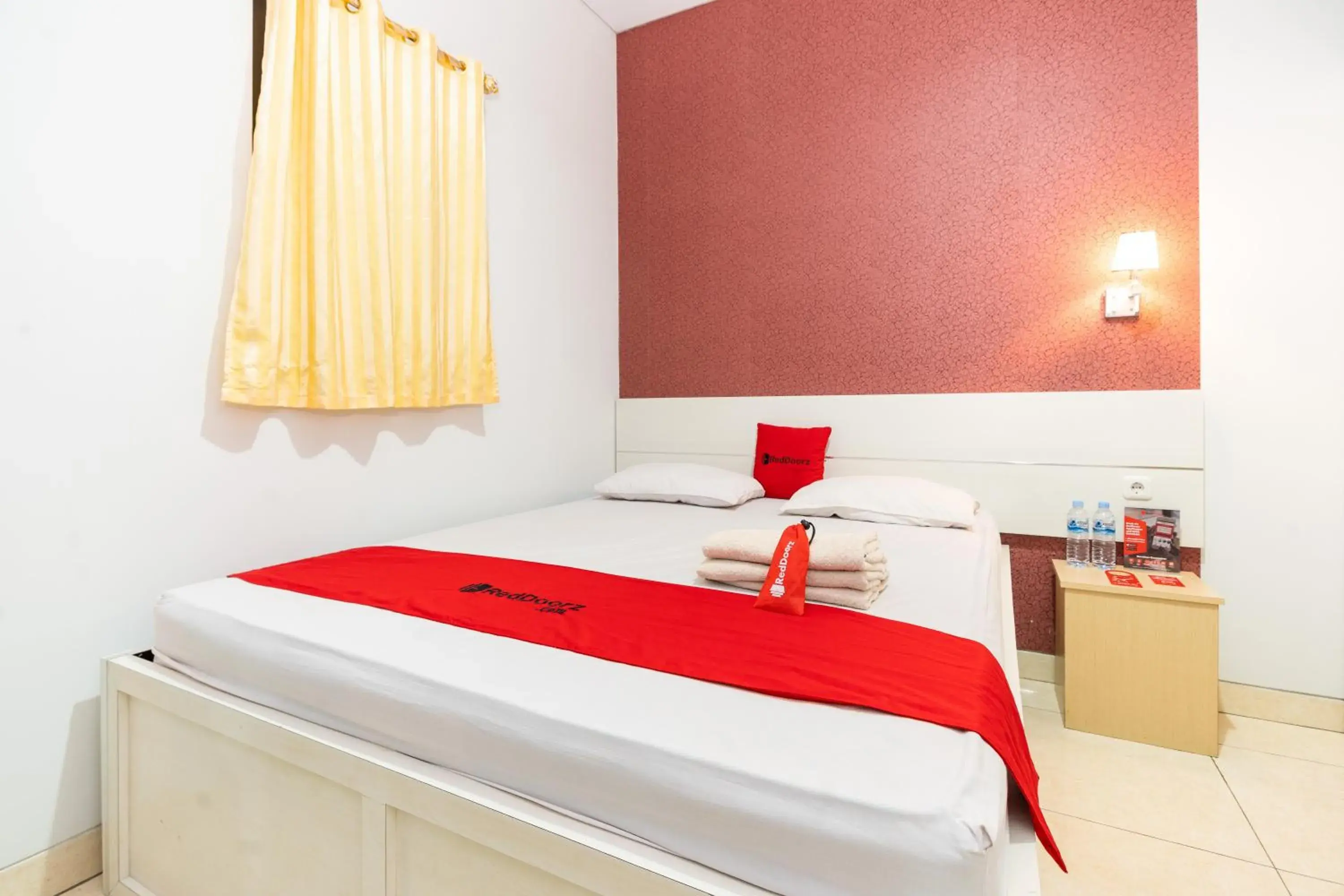 Deluxe Room in RedDoorz Plus @ Jalan Pumorow Manado Deluxe Room in RedDoorz Plus @ Jalan Pumorow Manado