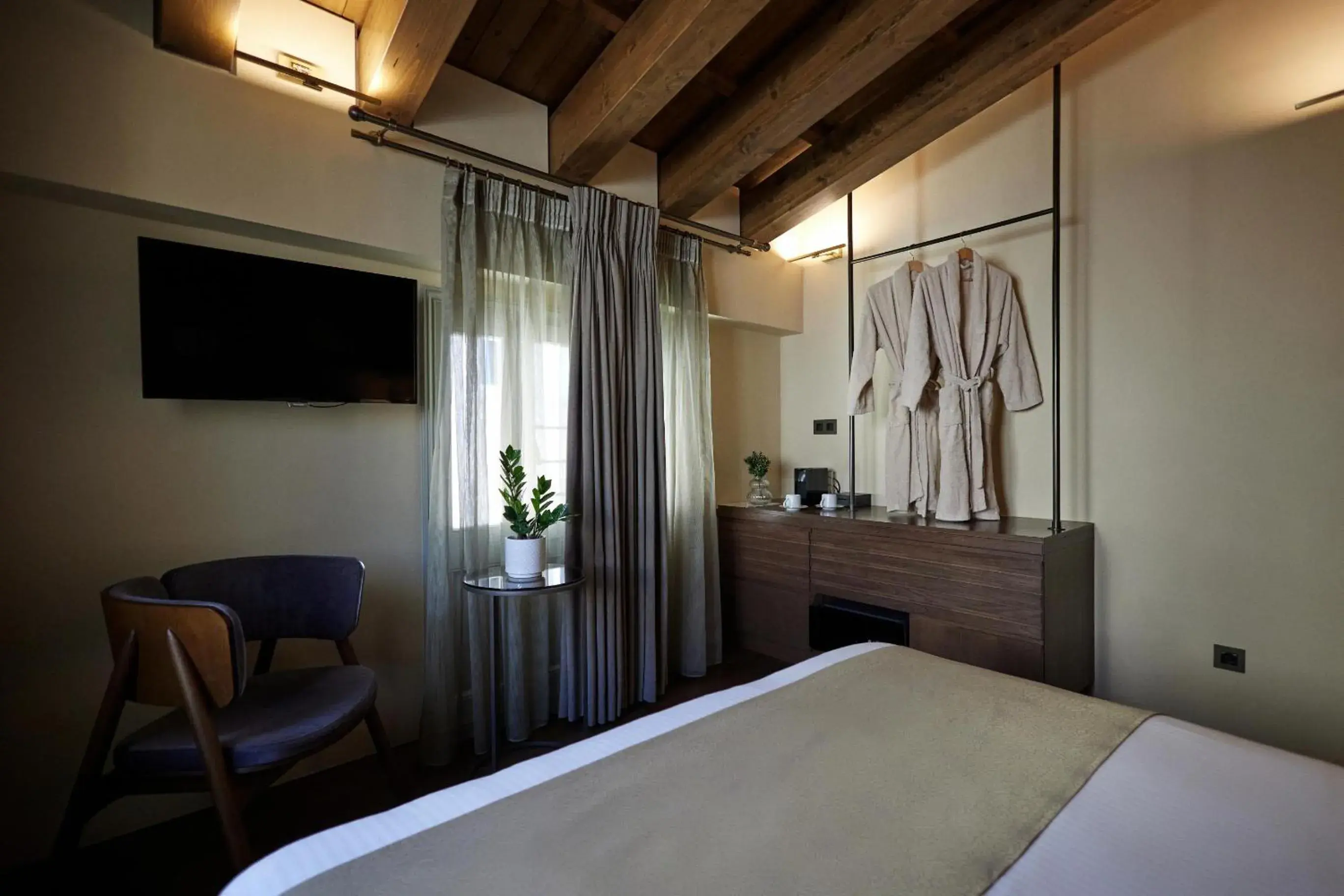 Attic Room with Outdoor Hot Tub in Athens 1890 Hotel & Spa Attic Room with Outdoor Hot Tub in Athens 1890 Hotel & Spa