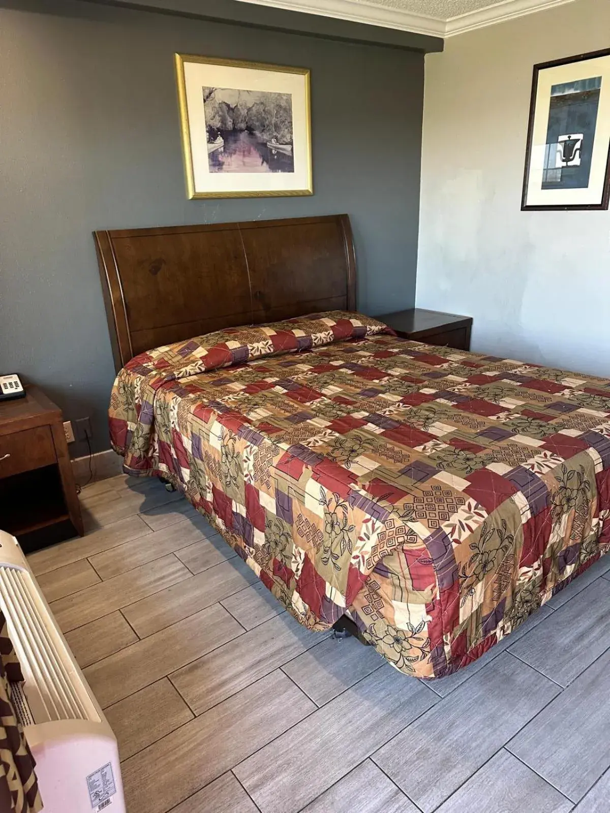 King Bed Smoking with Jetted Tub in Heritage inn and suites King Bed Smoking with Jetted Tub in Heritage inn and suites