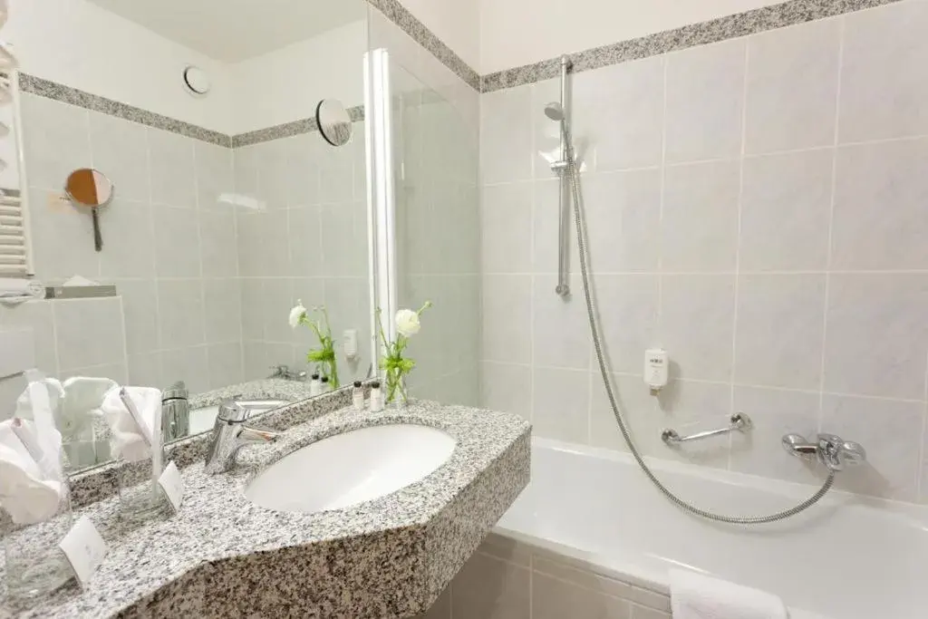 Junior Room with Balcony - single occupancy in Hotel Königshof Junior Room with Balcony - single occupancy in Hotel Königshof