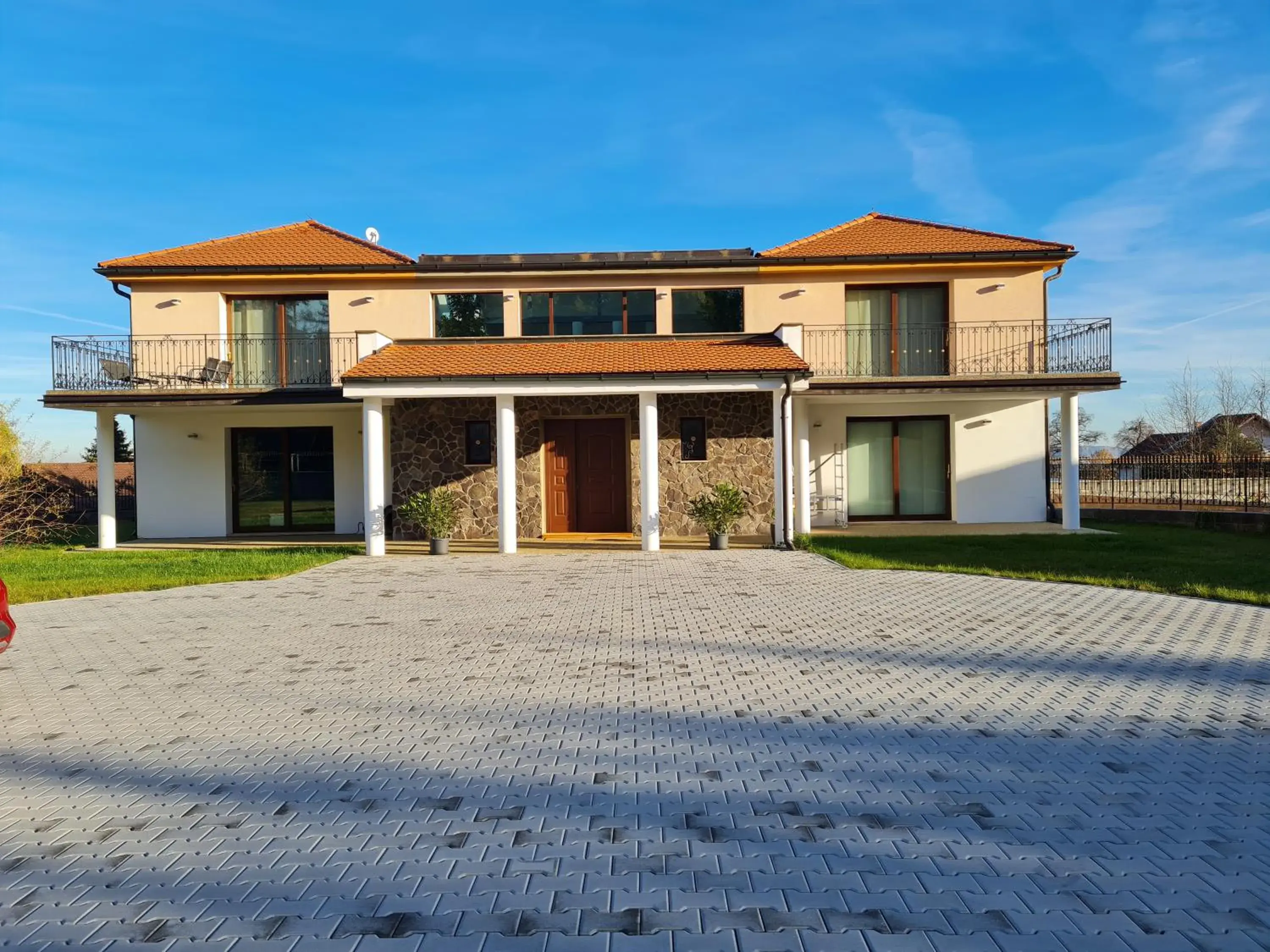 Atrium-Accomm Atrium-Accomm