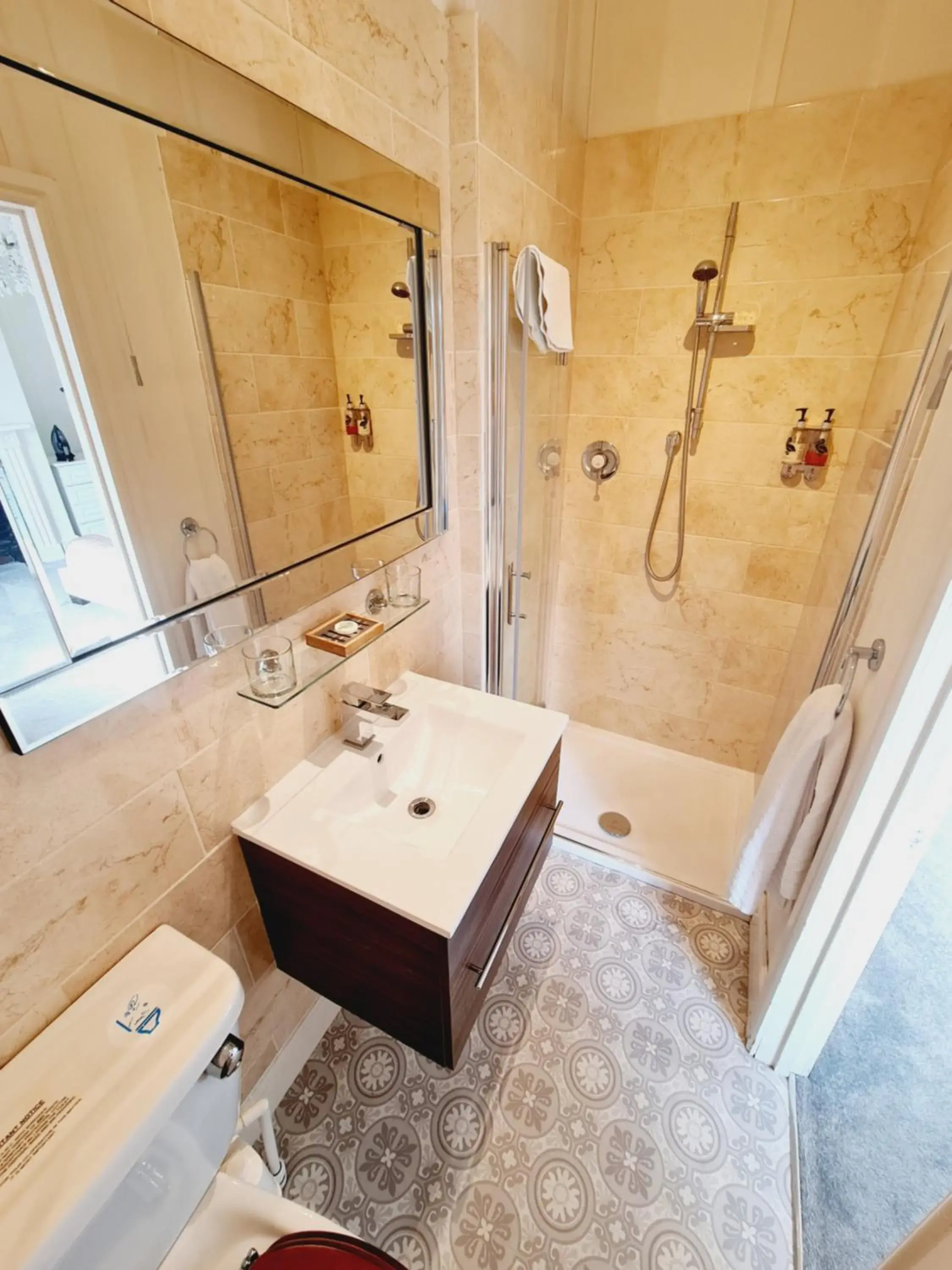 Double Room with Bathroom in Beaufort Lodge - Town centre - Free parking Double Room with Bathroom in Beaufort Lodge - Town centre - Free parking