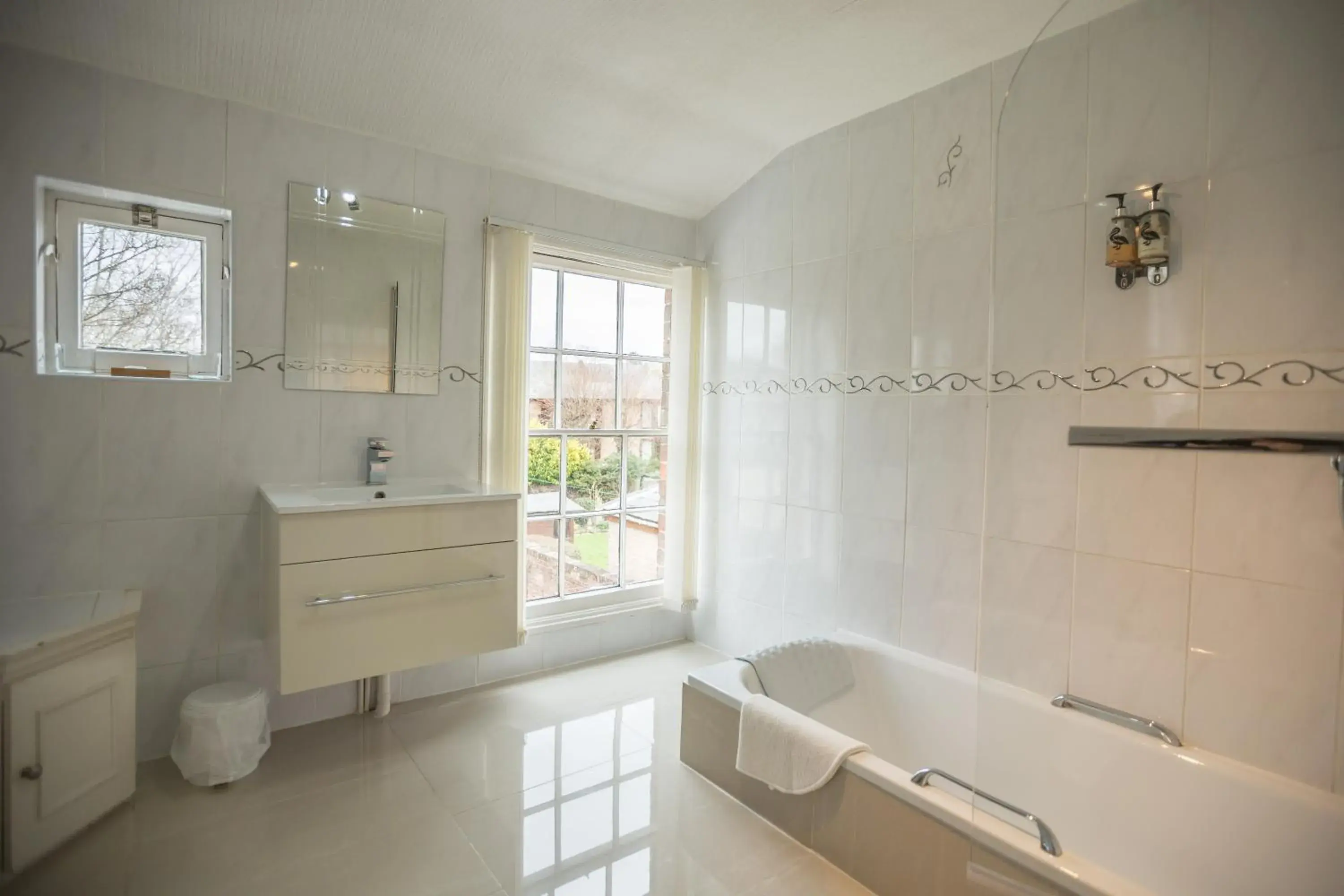 Twin Room with Bathroom in Beaufort Lodge - Town centre - Free parking Twin Room with Bathroom in Beaufort Lodge - Town centre - Free parking