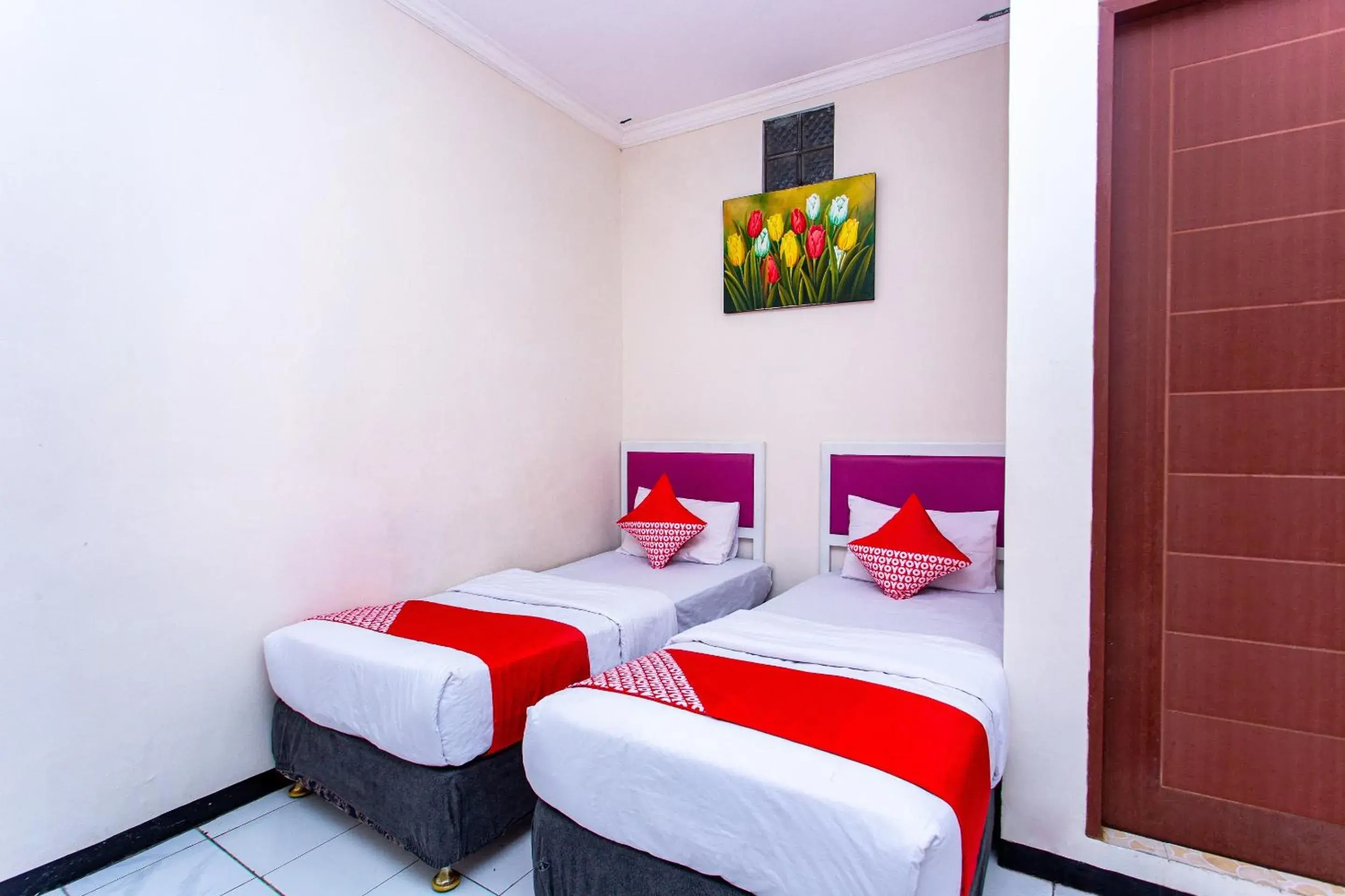 Standard Twin Room in Hotel Karangsalam Indah Near Stasiun Purwokerto Mitra RedDoorz Standard Twin Room in Hotel Karangsalam Indah Near Stasiun Purwokerto Mitra RedDoorz