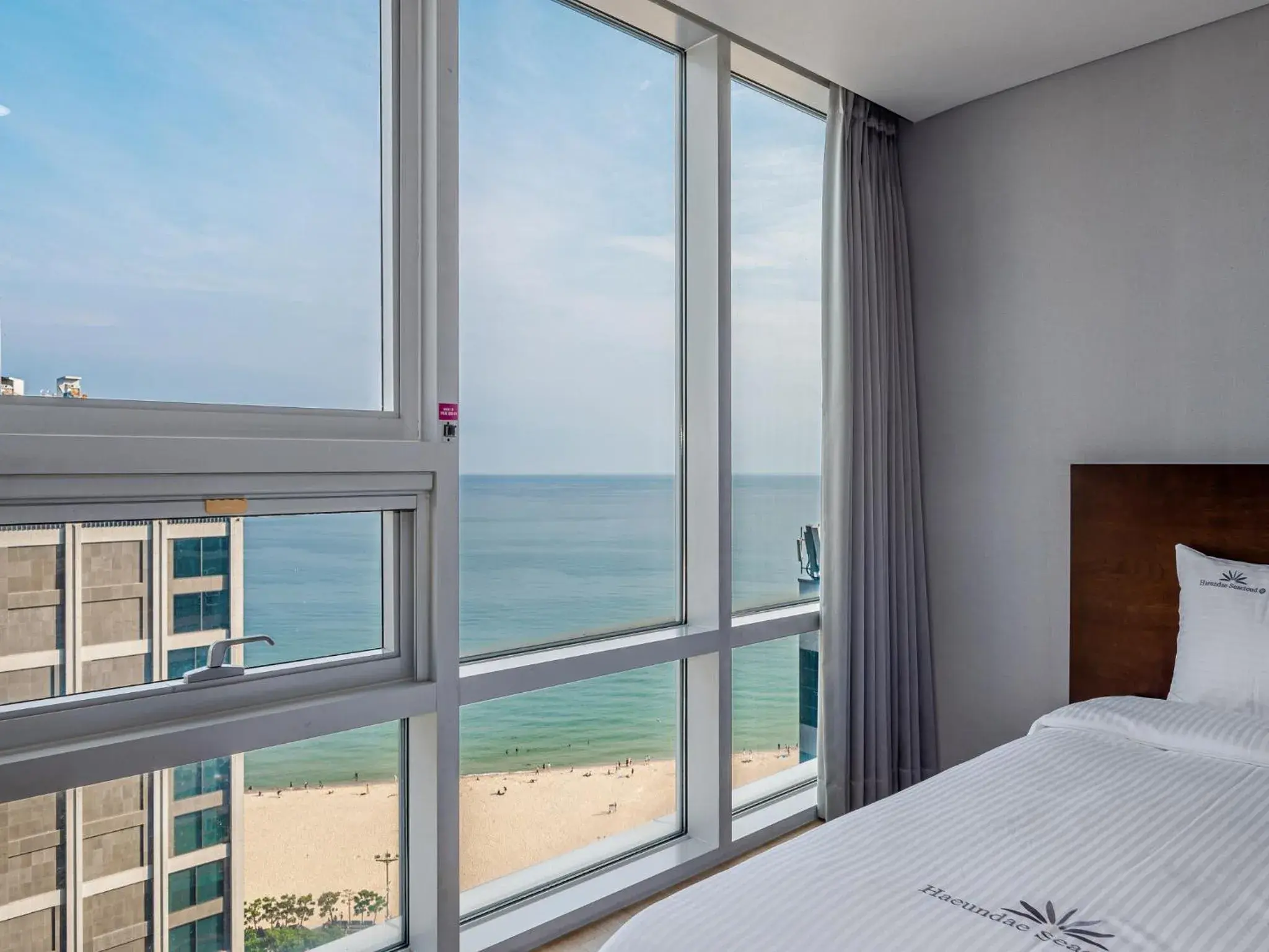 Superior to Deluxe with Half Ocean View Upgrade in Haeundae Seacloud Hotel Residence Superior to Deluxe with Half Ocean View Upgrade in Haeundae Seacloud Hotel Residence