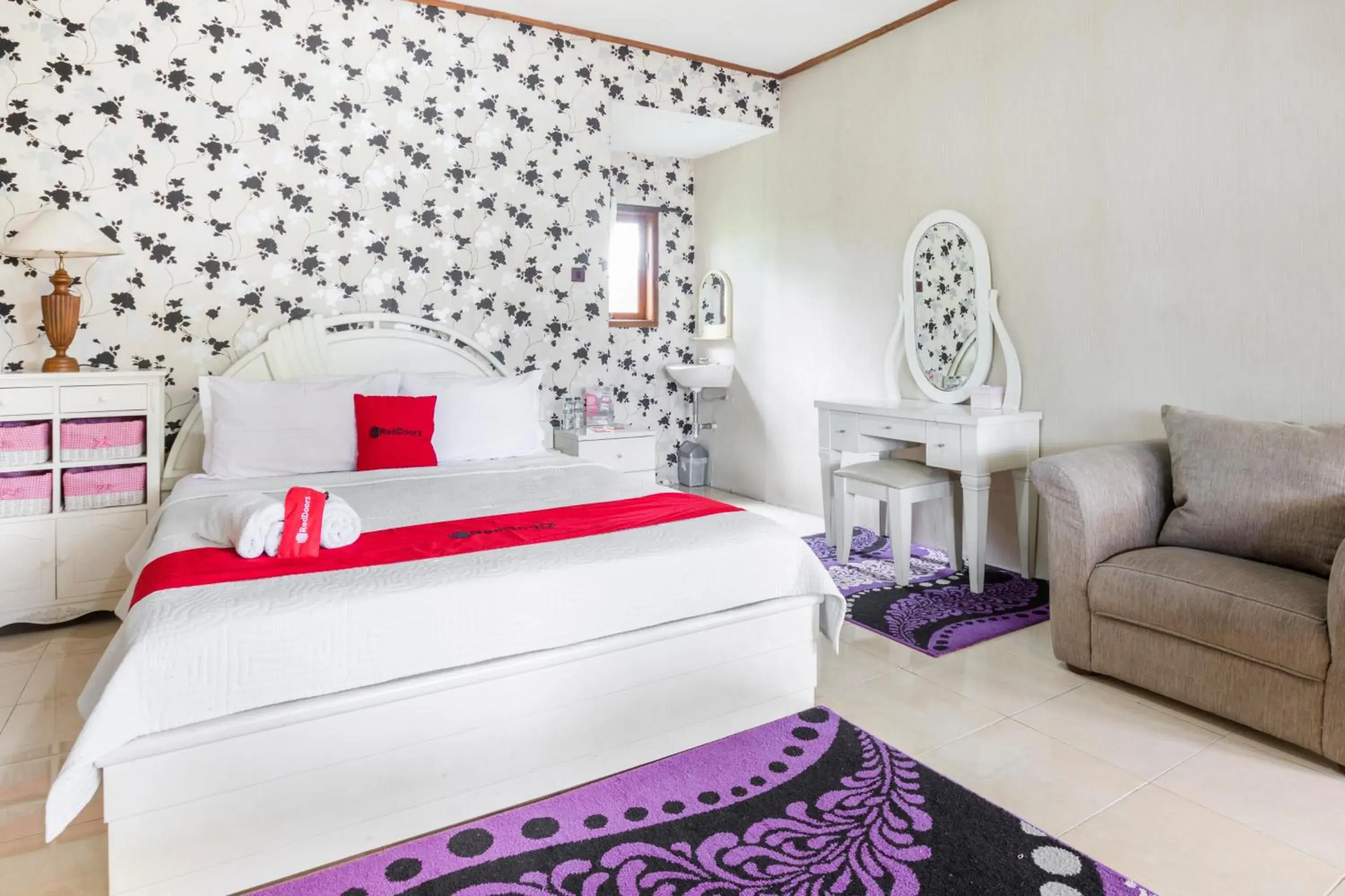 Deluxe Room in RedDoorz Plus @ Purwodadi Deluxe Room in RedDoorz Plus @ Purwodadi