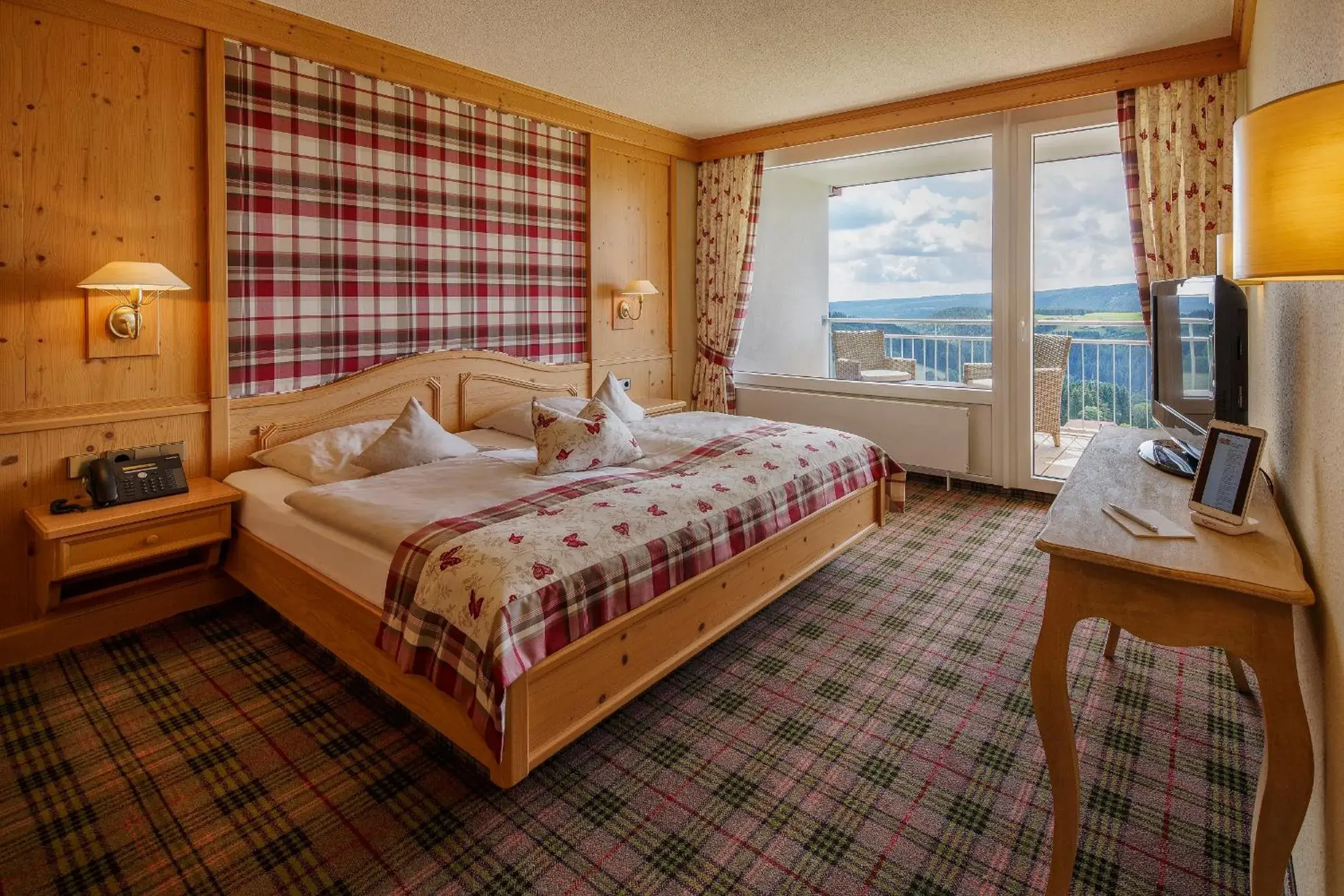 Suite with Panorama View and Balcony - single occupancy in Schwarzwald Wellnesshotel SAIGERHÖH I Spa Golf & Wandern über dem Titisee Suite with Panorama View and Balcony - single occupancy in Schwarzwald Wellnesshotel SAIGERHÖH I Spa Golf & Wandern über dem Titisee