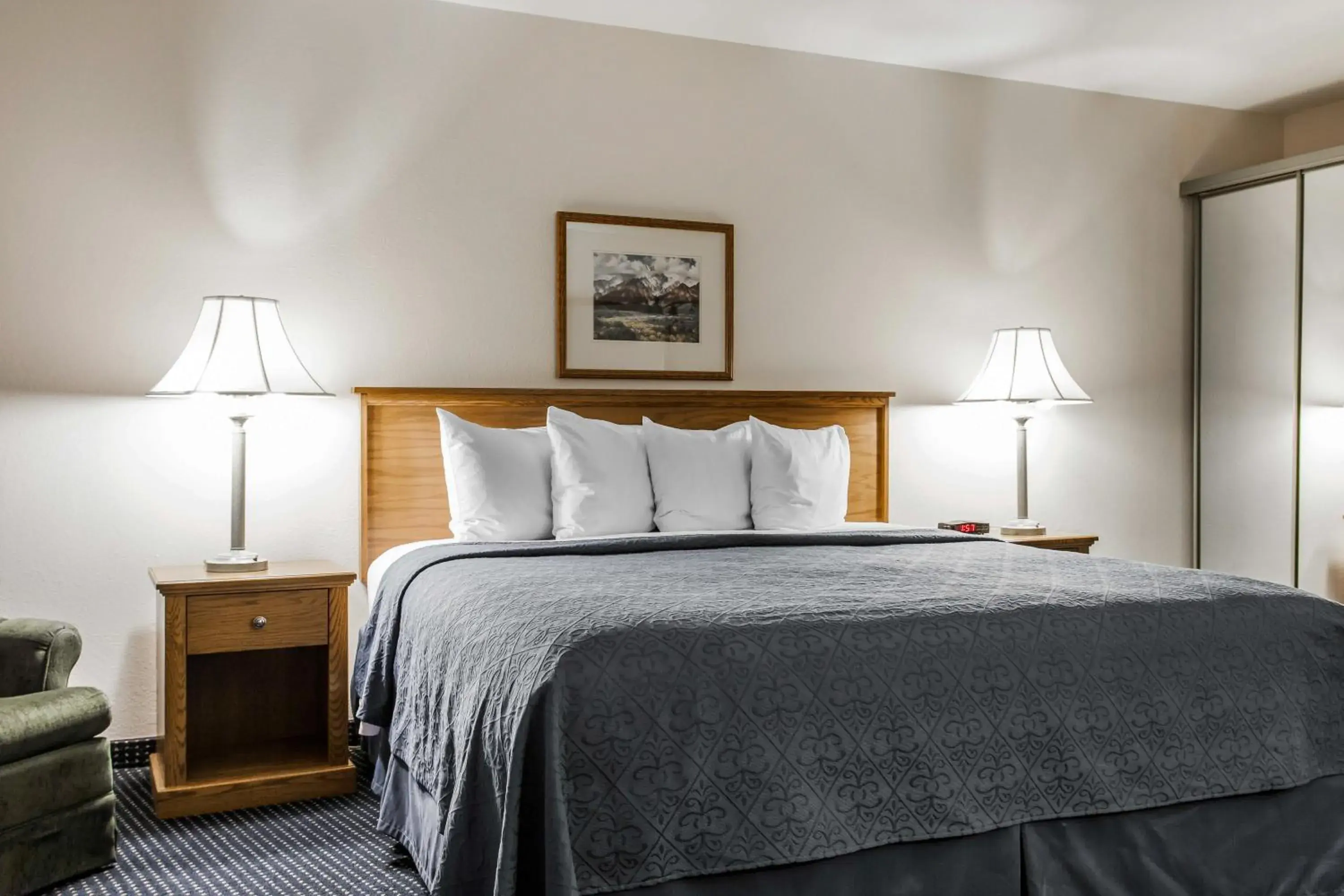 Efficiency Queen Suite with Sofa-Bed - Non Smoking in Quality Inn & Suites Goldendale Efficiency Queen Suite with Sofa-Bed - Non Smoking in Quality Inn & Suites Goldendale