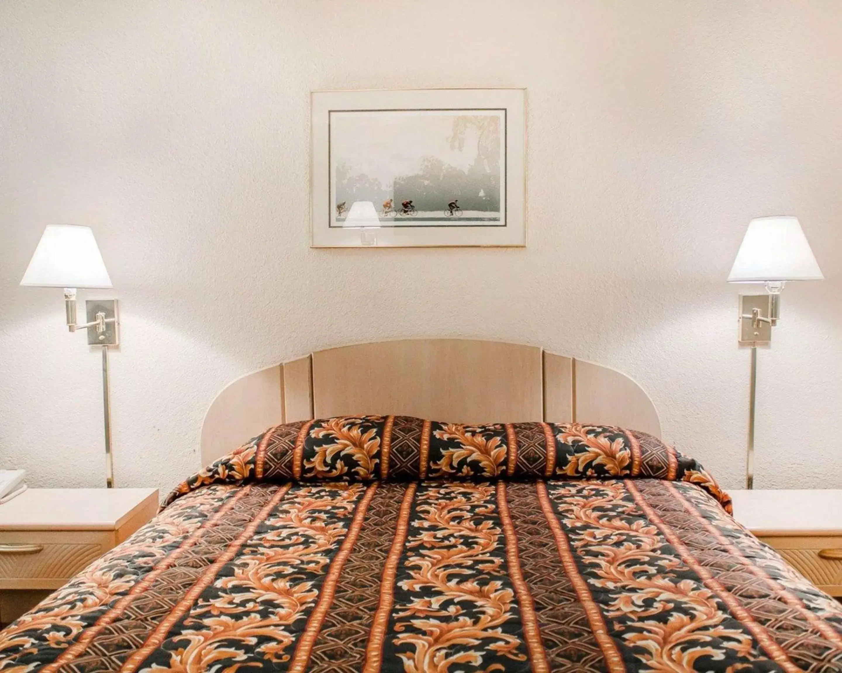 Queen Room - Smoking in Rodeway Inn Queen Room - Smoking in Rodeway Inn