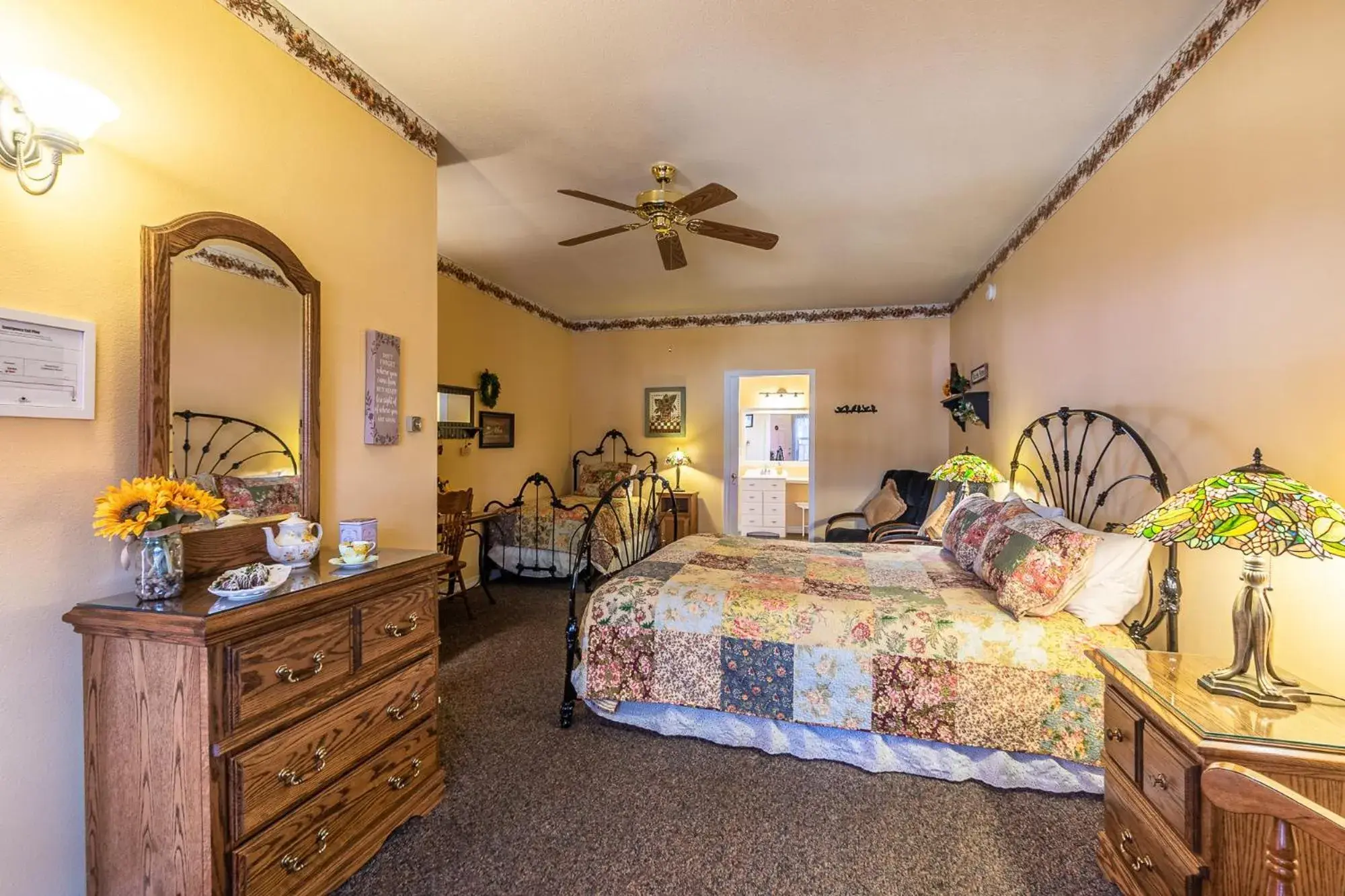 Triple Room with Bath in Apples Bed and Breakfast Inn Triple Room with Bath in Apples Bed and Breakfast Inn