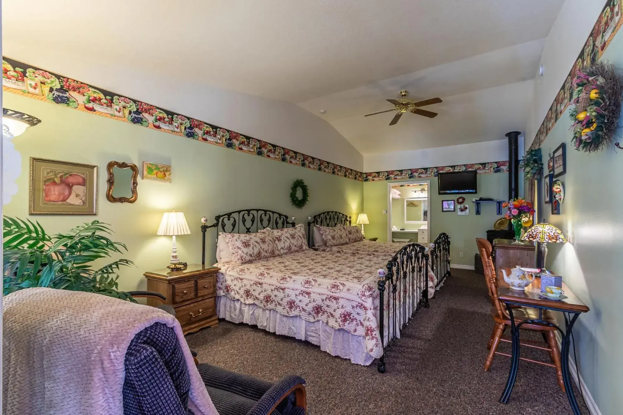 Quadruple Room with Bath in Apples Bed and Breakfast Inn Quadruple Room with Bath in Apples Bed and Breakfast Inn