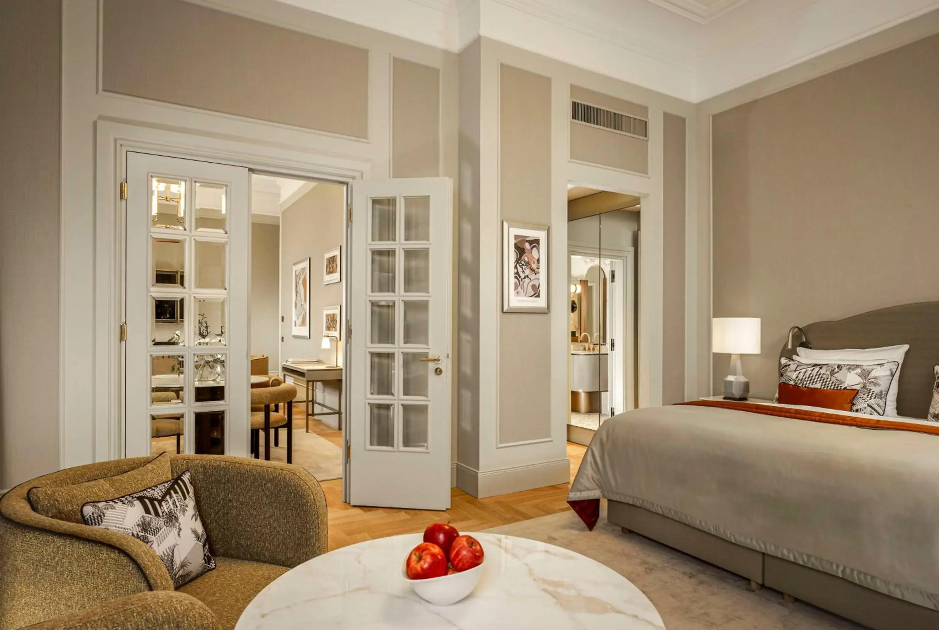 Deluxe Suite in Hotel Taschenbergpalais Kempinski Deluxe Suite in Hotel Taschenbergpalais Kempinski