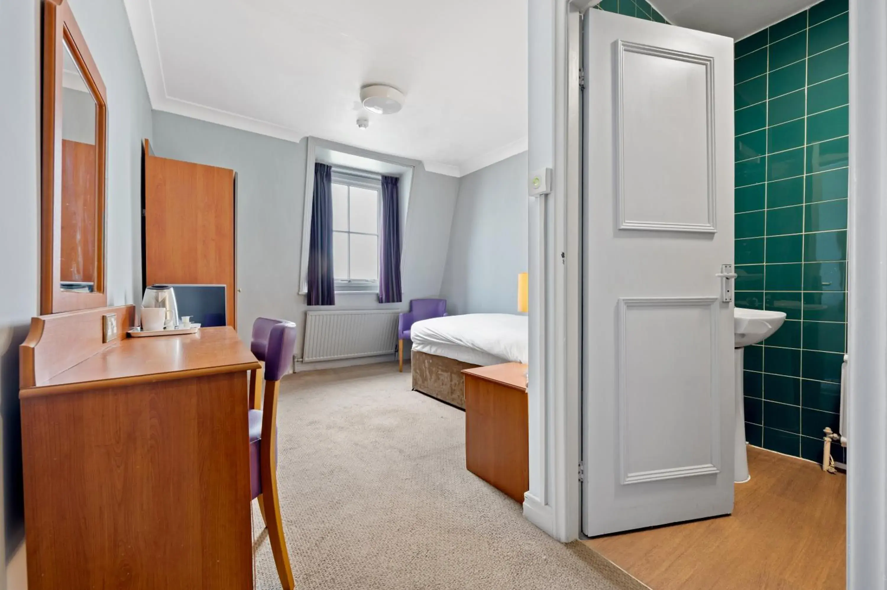 Standard Single Room with Sea View in Royal Whitby Standard Single Room with Sea View in Royal Whitby