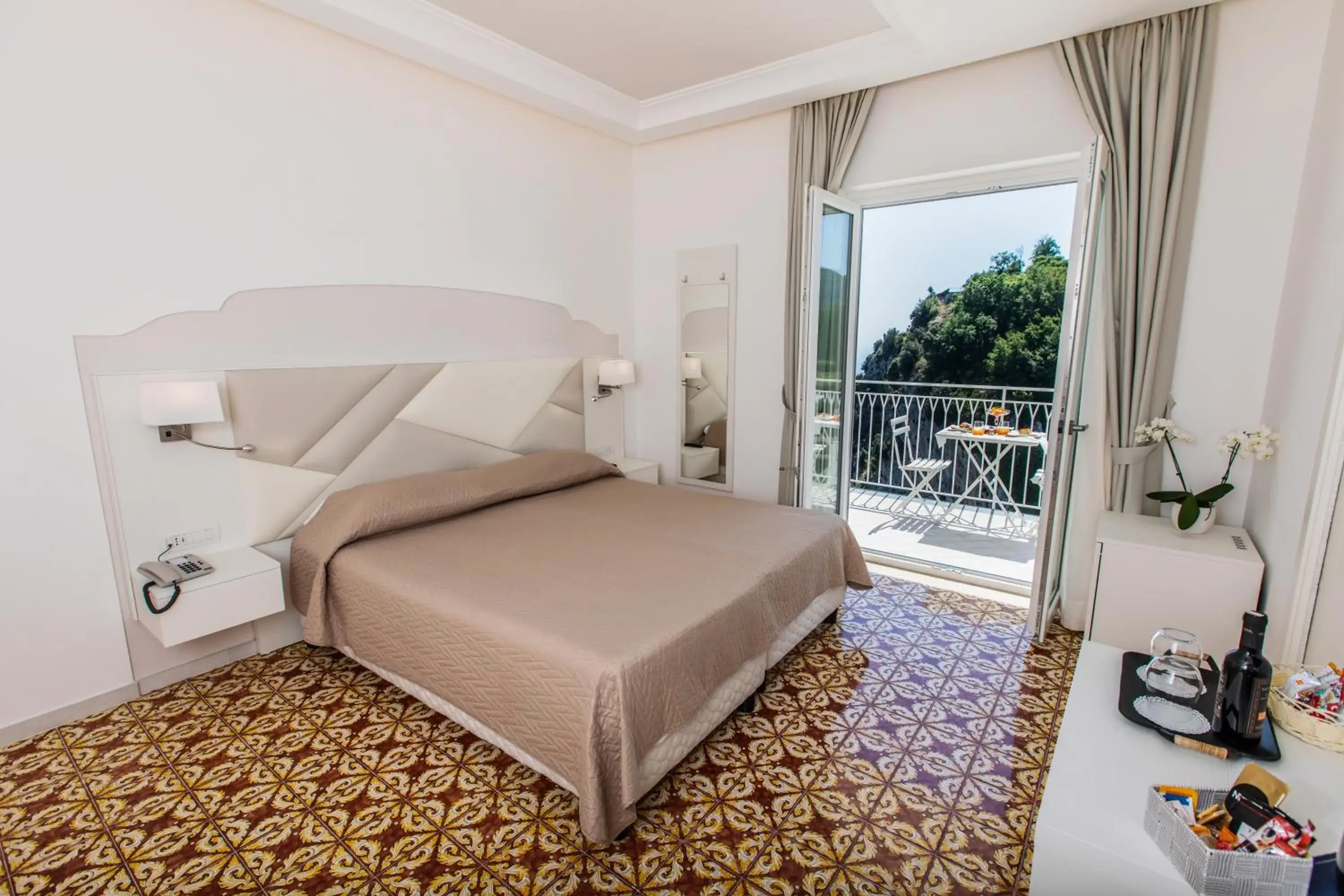 Deluxe Double Room with Balcony and Sea View in Hotel le Rocce - Agerola, Amalfi Coast Deluxe Double Room with Balcony and Sea View in Hotel le Rocce - Agerola, Amalfi Coast