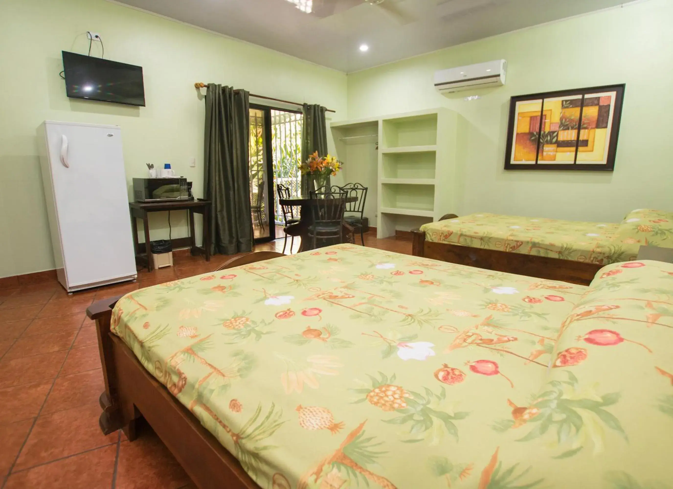 Quadruple Room with Balcony in Oceanfront Hotel Verde Mar direct access to the beach Quadruple Room with Balcony in Oceanfront Hotel Verde Mar direct access to the beach