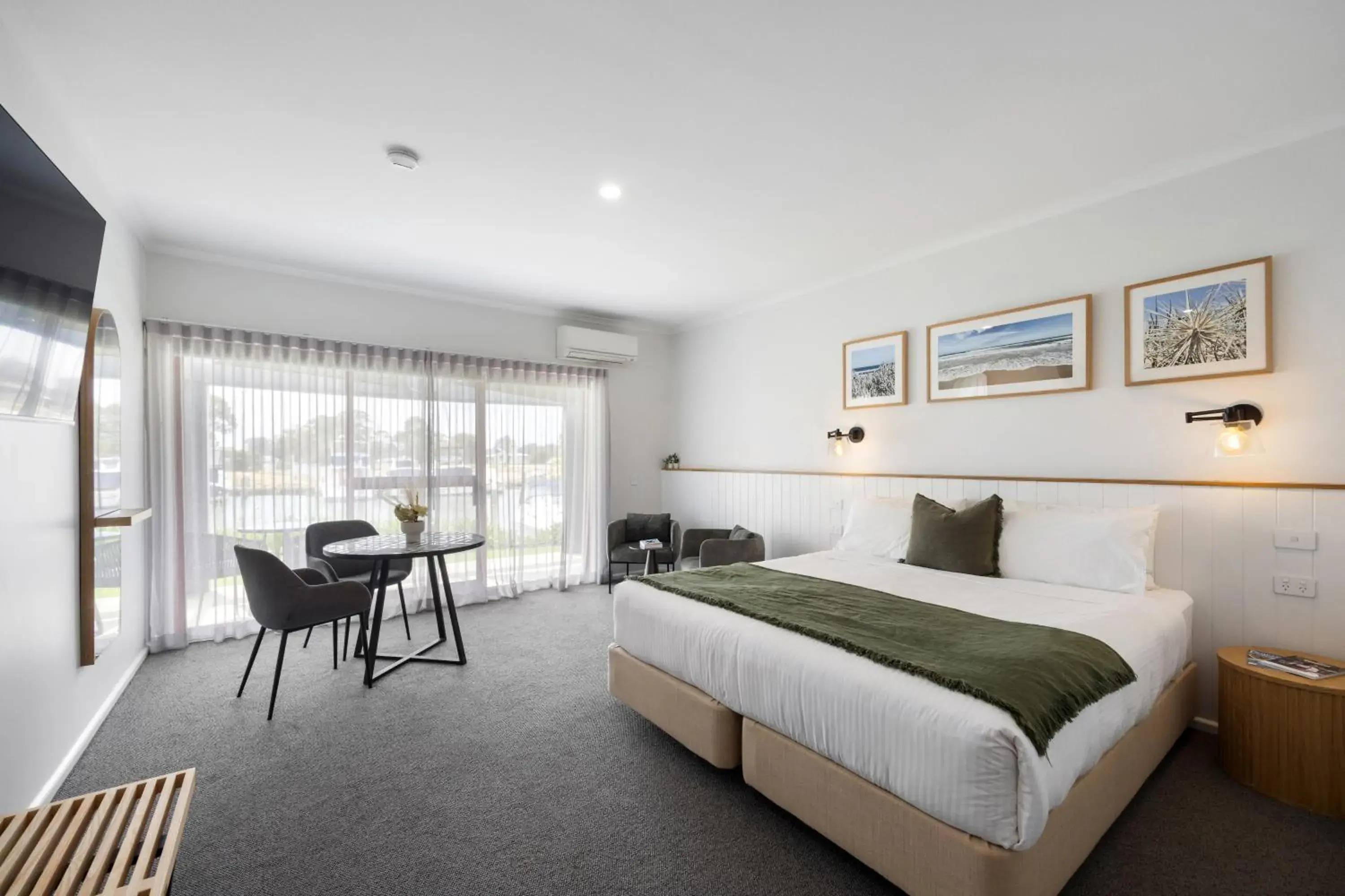 Queen Room in Mariners Cove Waterfront Motel and Apartments Queen Room in Mariners Cove Waterfront Motel and Apartments