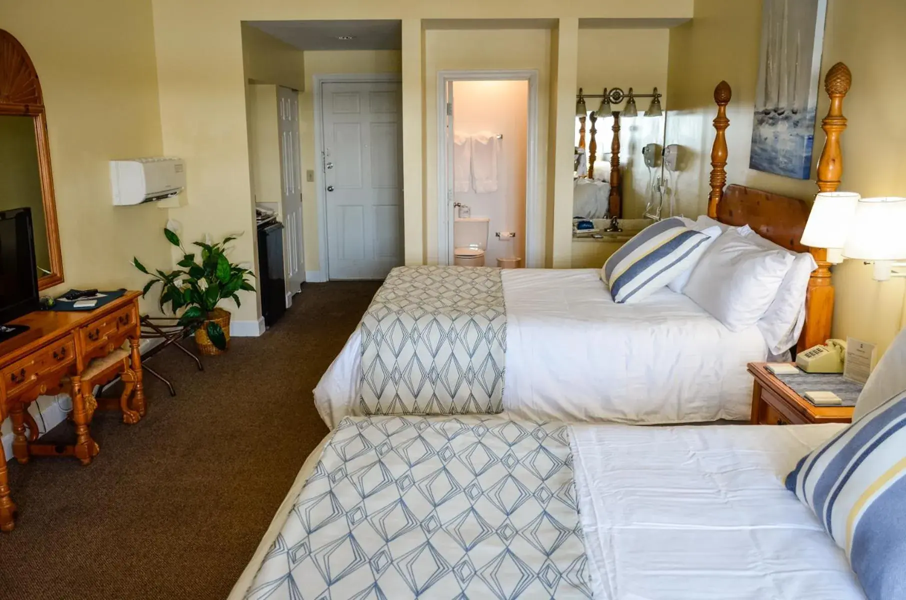 Queen Room with Garden View in Inlet Inn NC Queen Room with Garden View in Inlet Inn NC