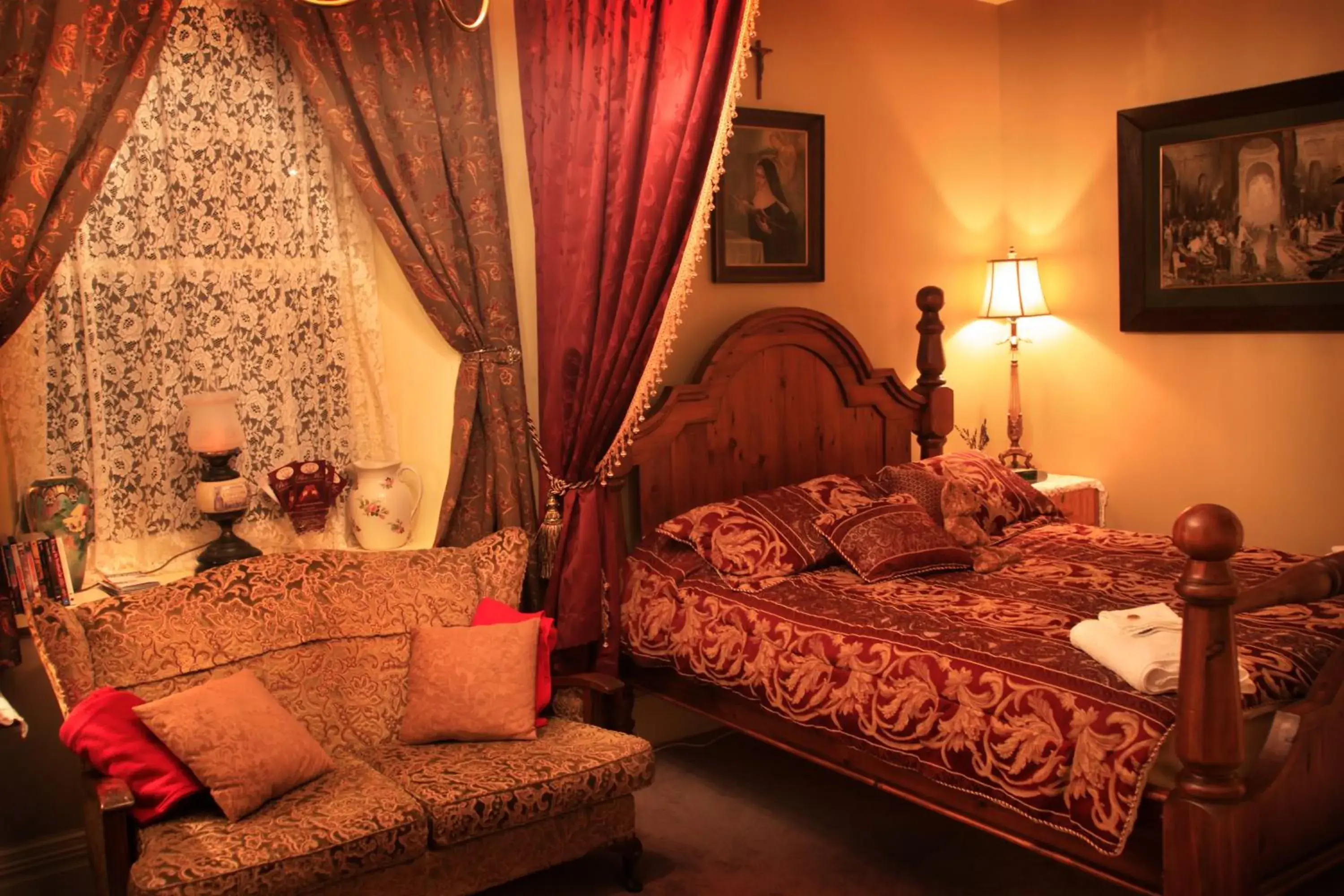 Deluxe Budget Queen Suite in Blakes Manor Self Contained Heritage Accommodation Deluxe Budget Queen Suite in Blakes Manor Self Contained Heritage Accommodation