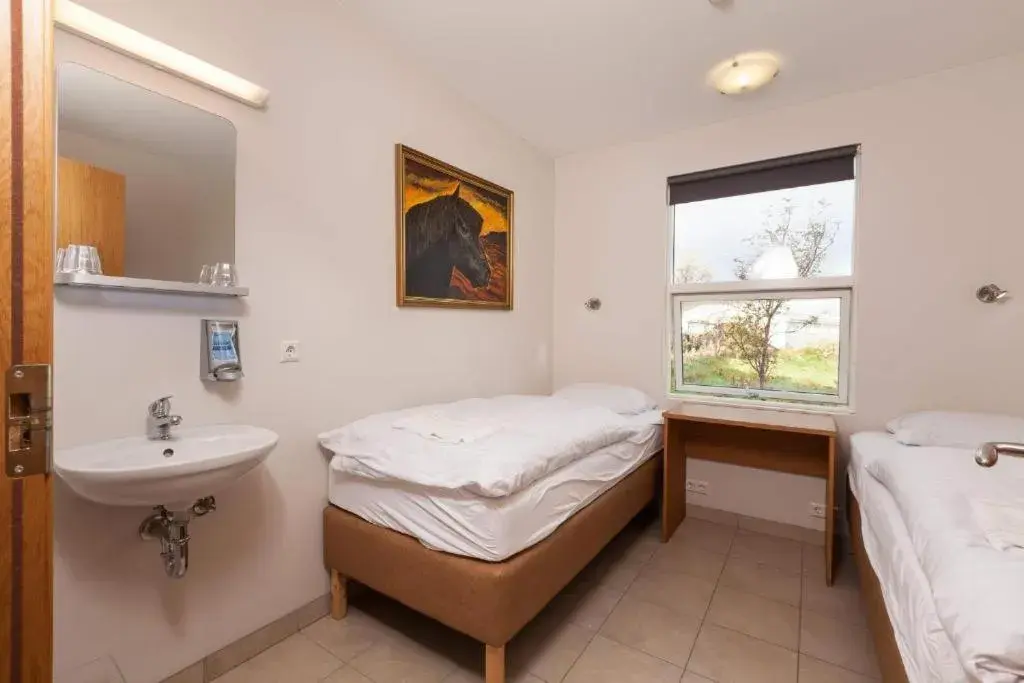 Twin Room with Shared Bathroom in Guesthouse Eldhestar Twin Room with Shared Bathroom in Guesthouse Eldhestar