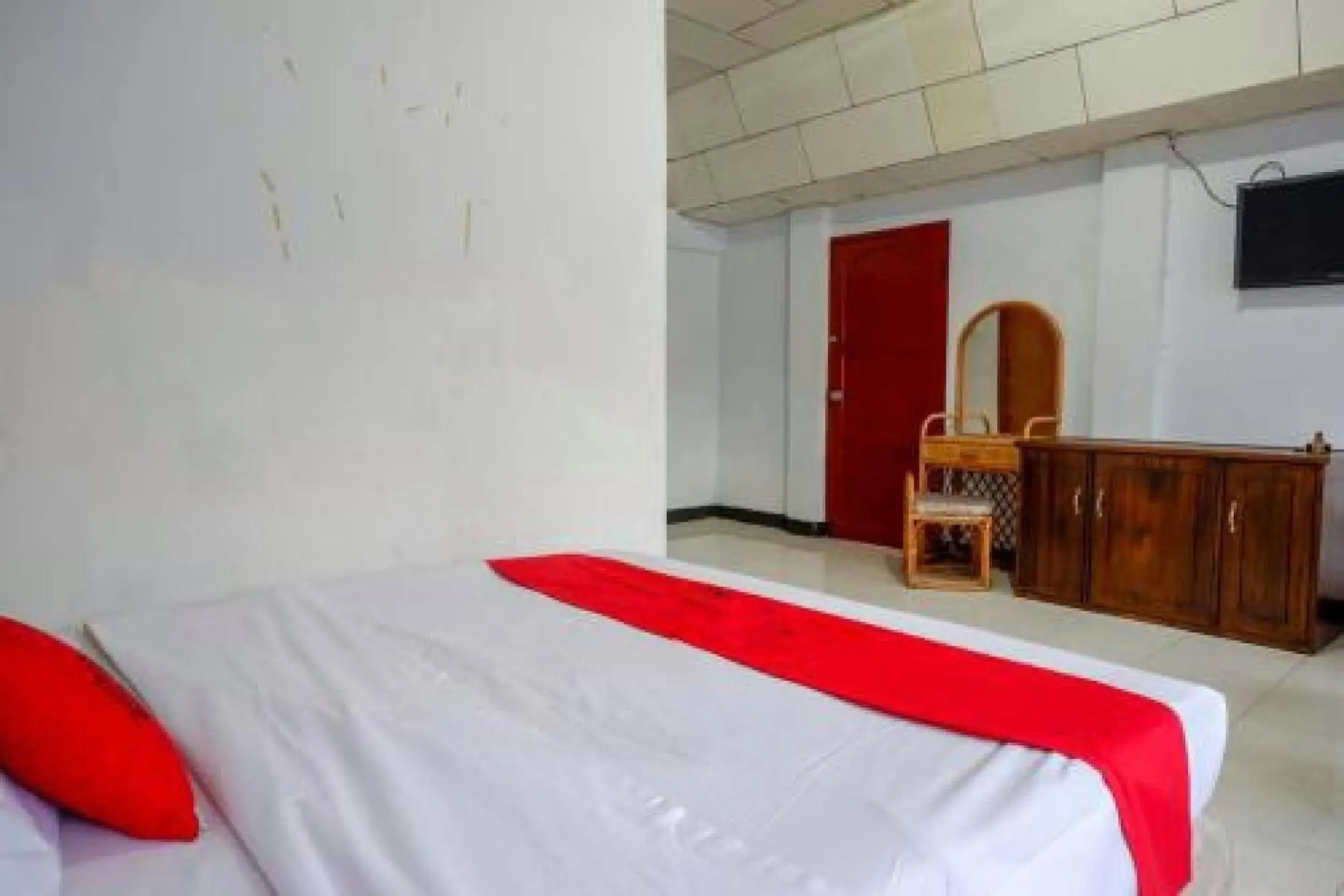 Deluxe Double Room in Hotel O Rantepao Lodge Near Patung Tedong Bonga Deluxe Double Room in Hotel O Rantepao Lodge Near Patung Tedong Bonga