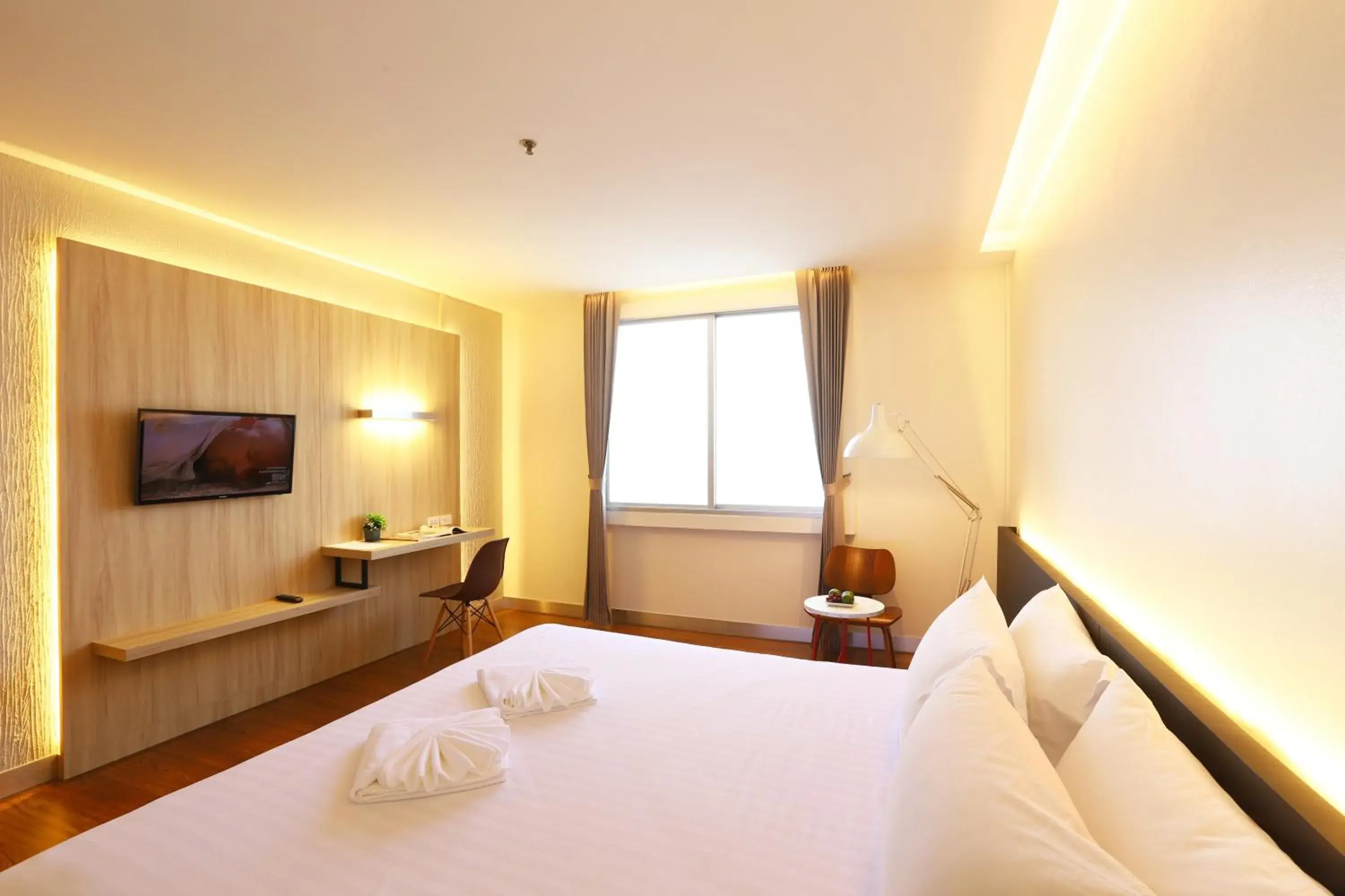 Deluxe Room Double Bed in Lee Gardens Plaza Hotel - SHA Plus Deluxe Room Double Bed in Lee Gardens Plaza Hotel - SHA Plus