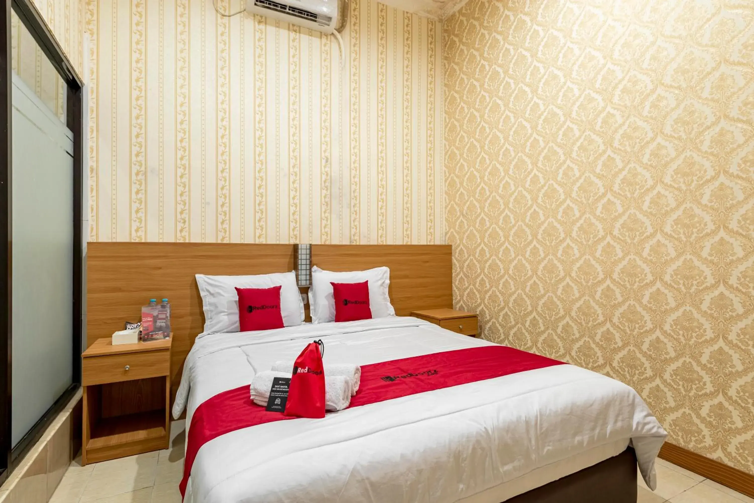 Double Room in RedDoorz Syariah @ Danau Kerinci Sawojajar Double Room in RedDoorz Syariah @ Danau Kerinci Sawojajar