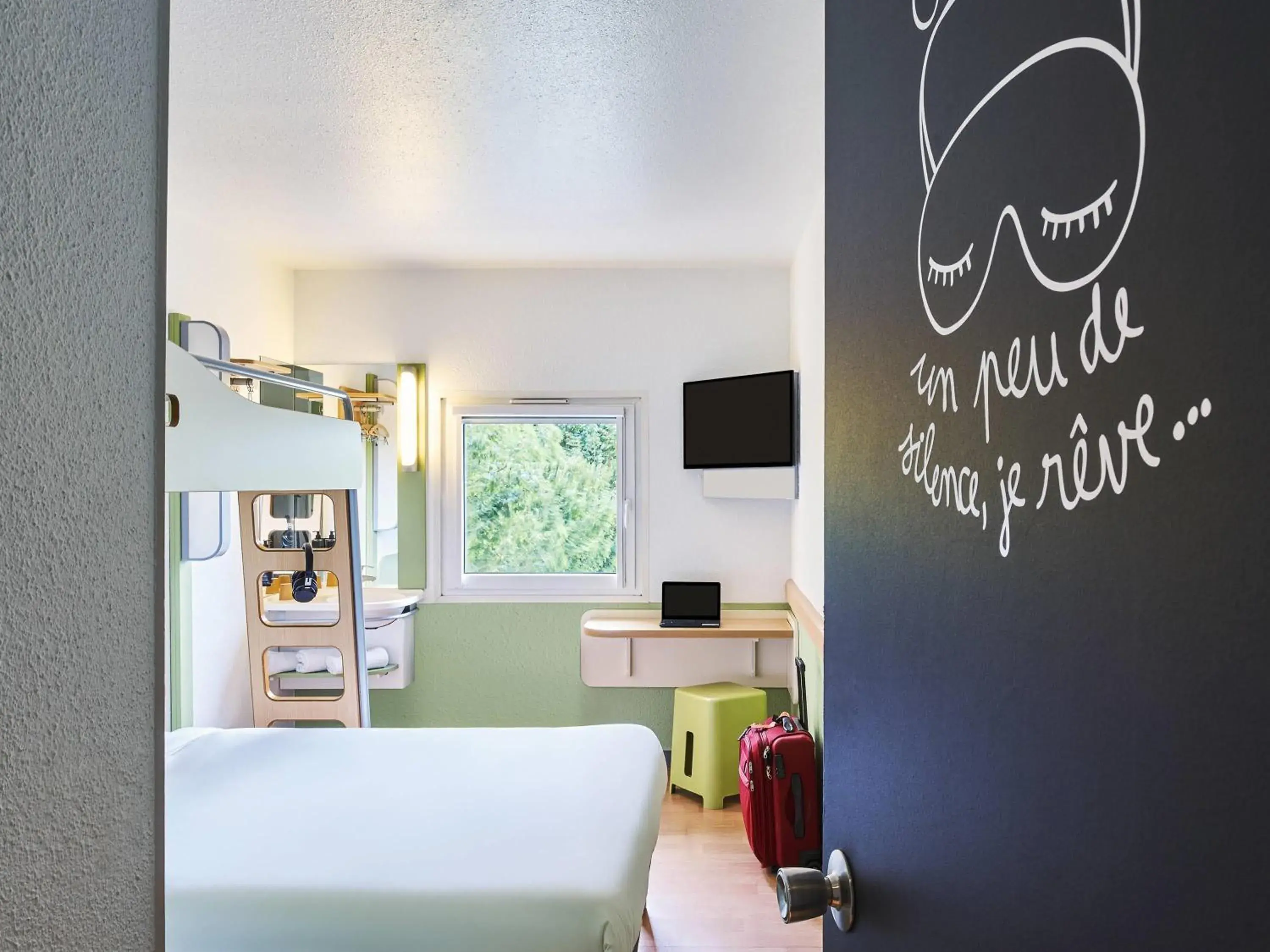 Triple Room with Bunk Bed in ibis budget Santeny Triple Room with Bunk Bed in ibis budget Santeny