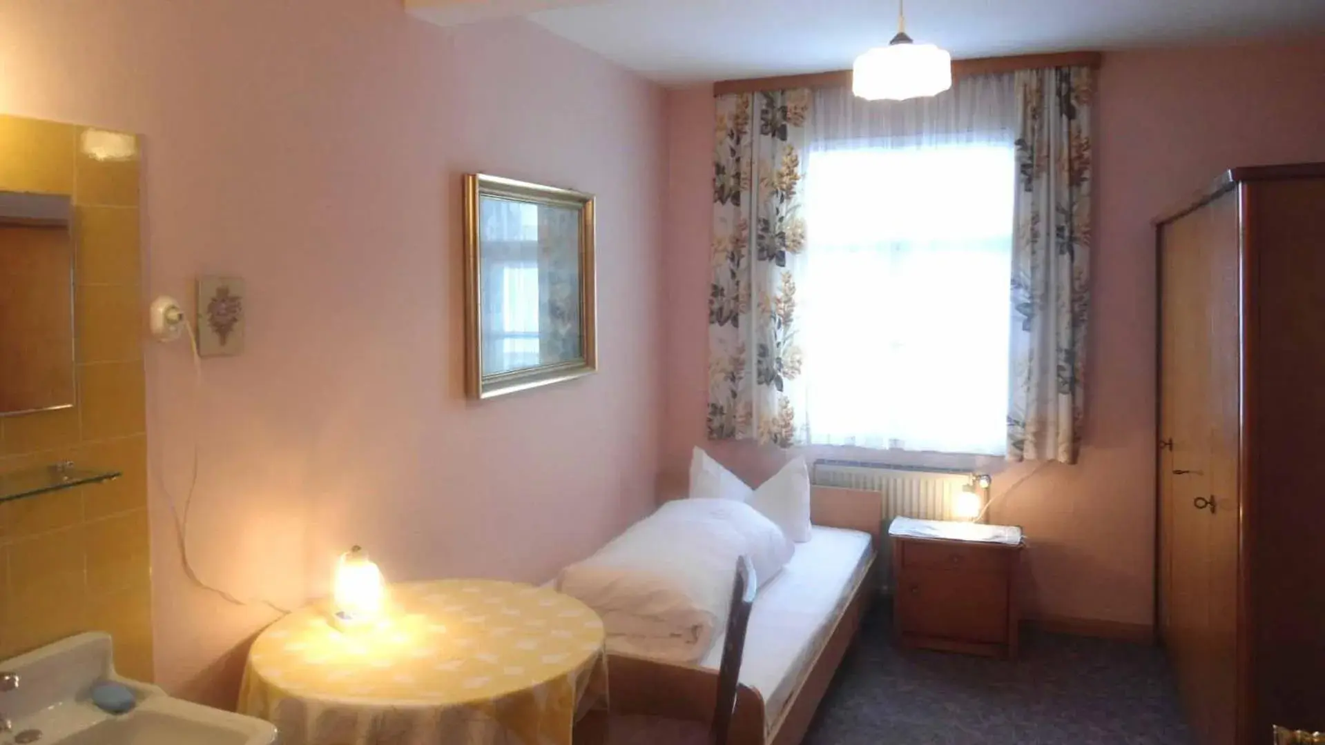 Single Room with Shared Bathroom in Hotel Krone Single Room with Shared Bathroom in Hotel Krone