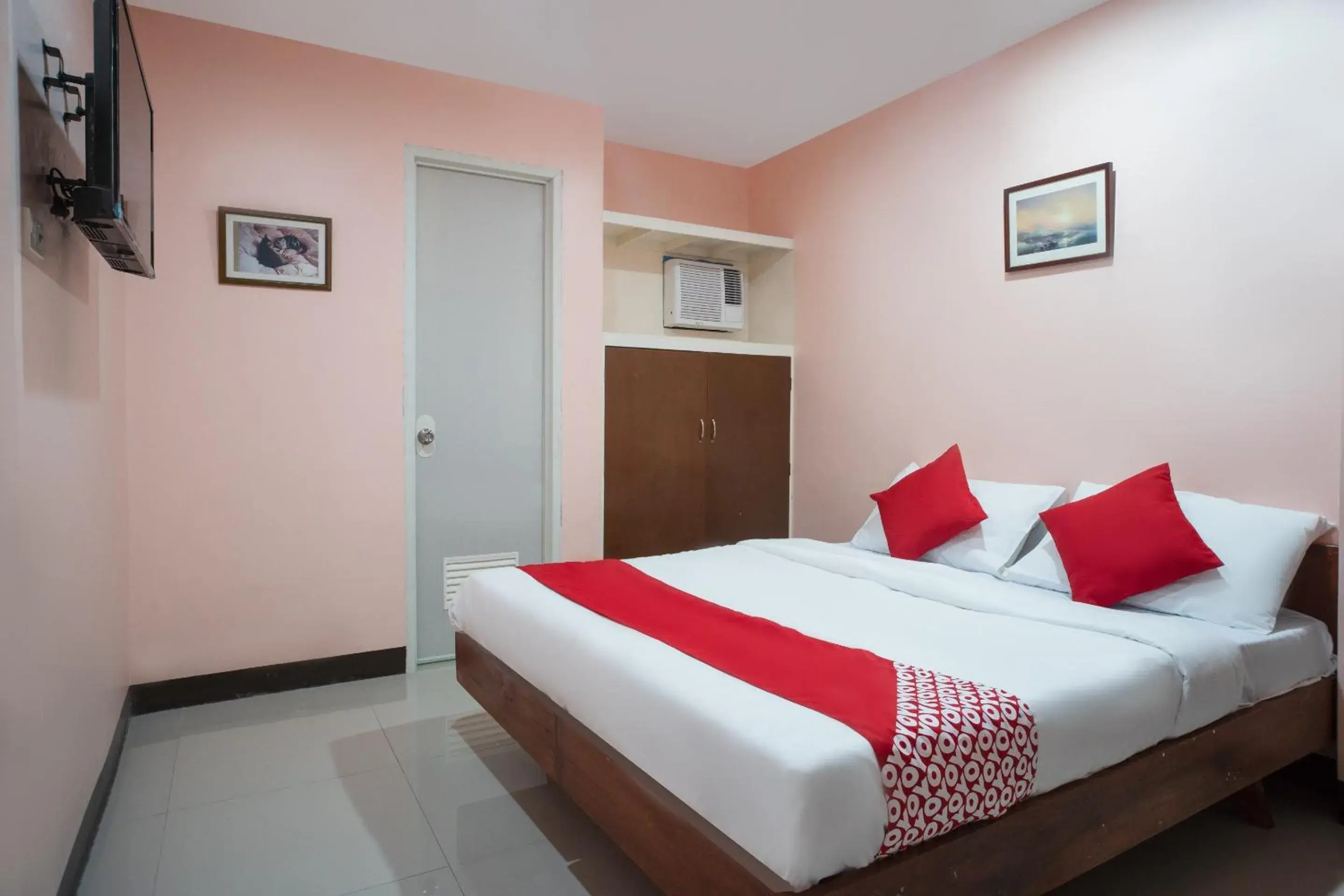 Deluxe Double Room in Super OYO 604 Chateau Cinco Dormitel Deluxe Double Room in Super OYO 604 Chateau Cinco Dormitel