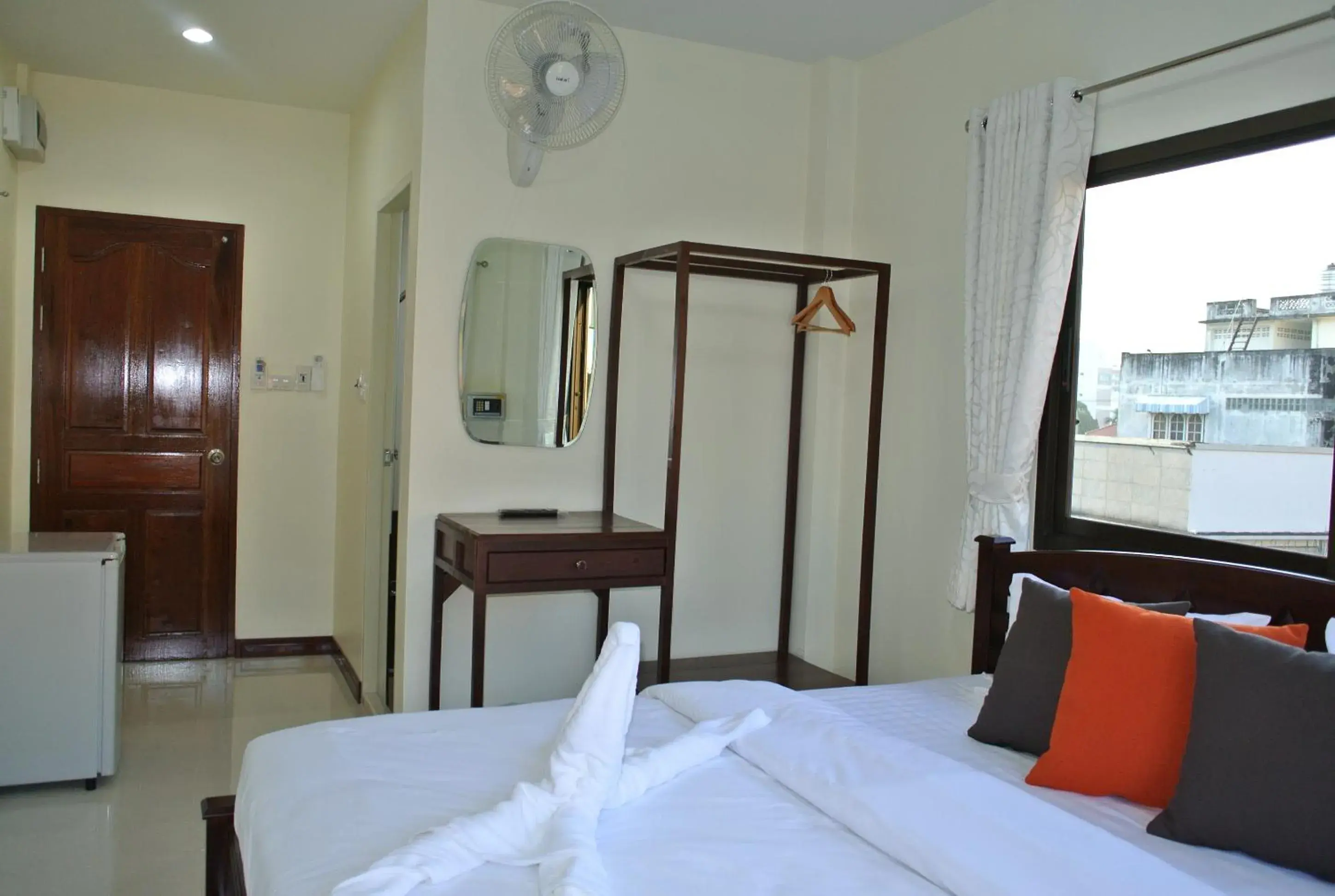 Deluxe Double Room with Partial Ocean View in Baan Taweesuk Guest House Deluxe Double Room with Partial Ocean View in Baan Taweesuk Guest House
