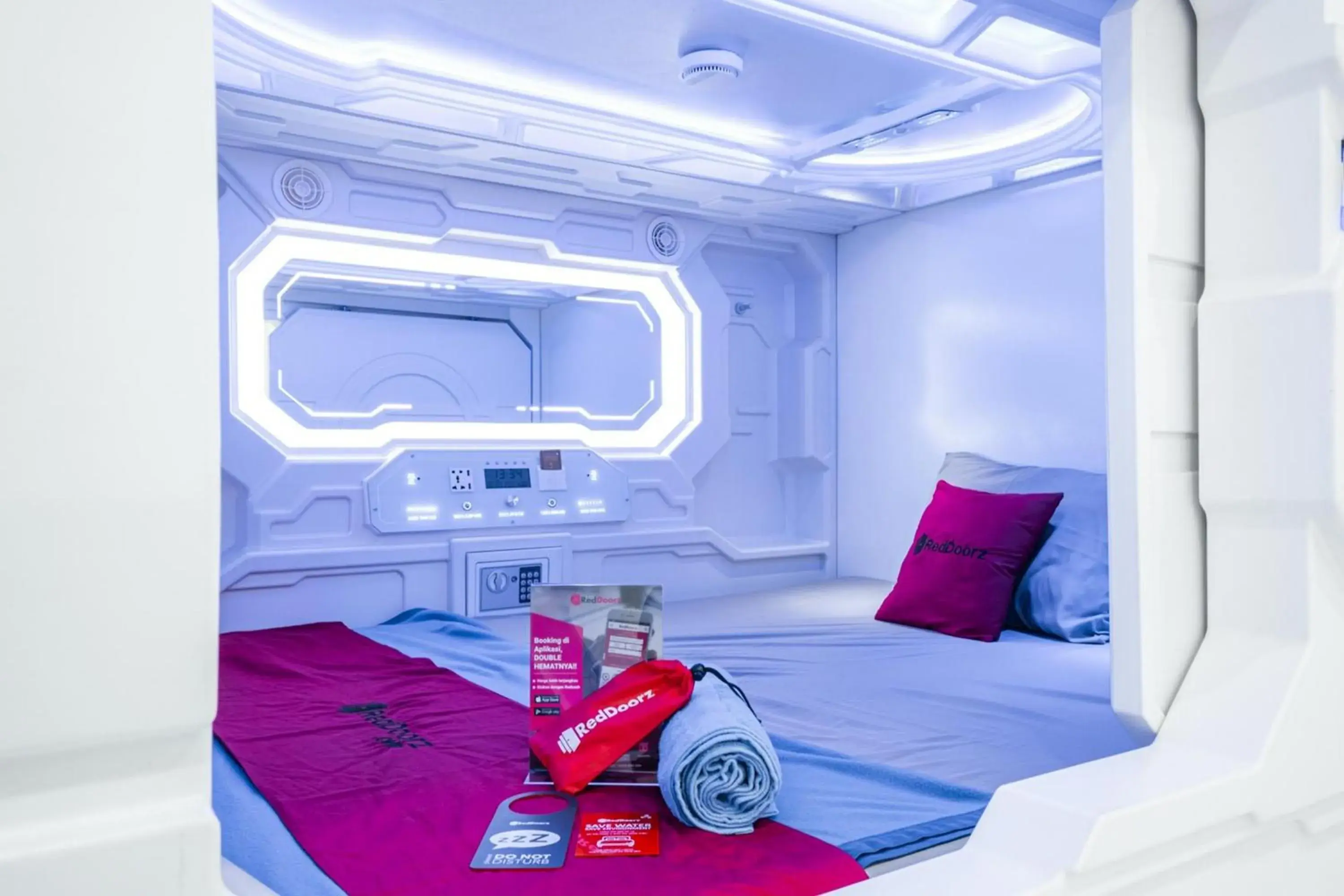 Single Room - single occupancy in RedDoorz Hostel near Taman Puring Single Room - single occupancy in RedDoorz Hostel near Taman Puring