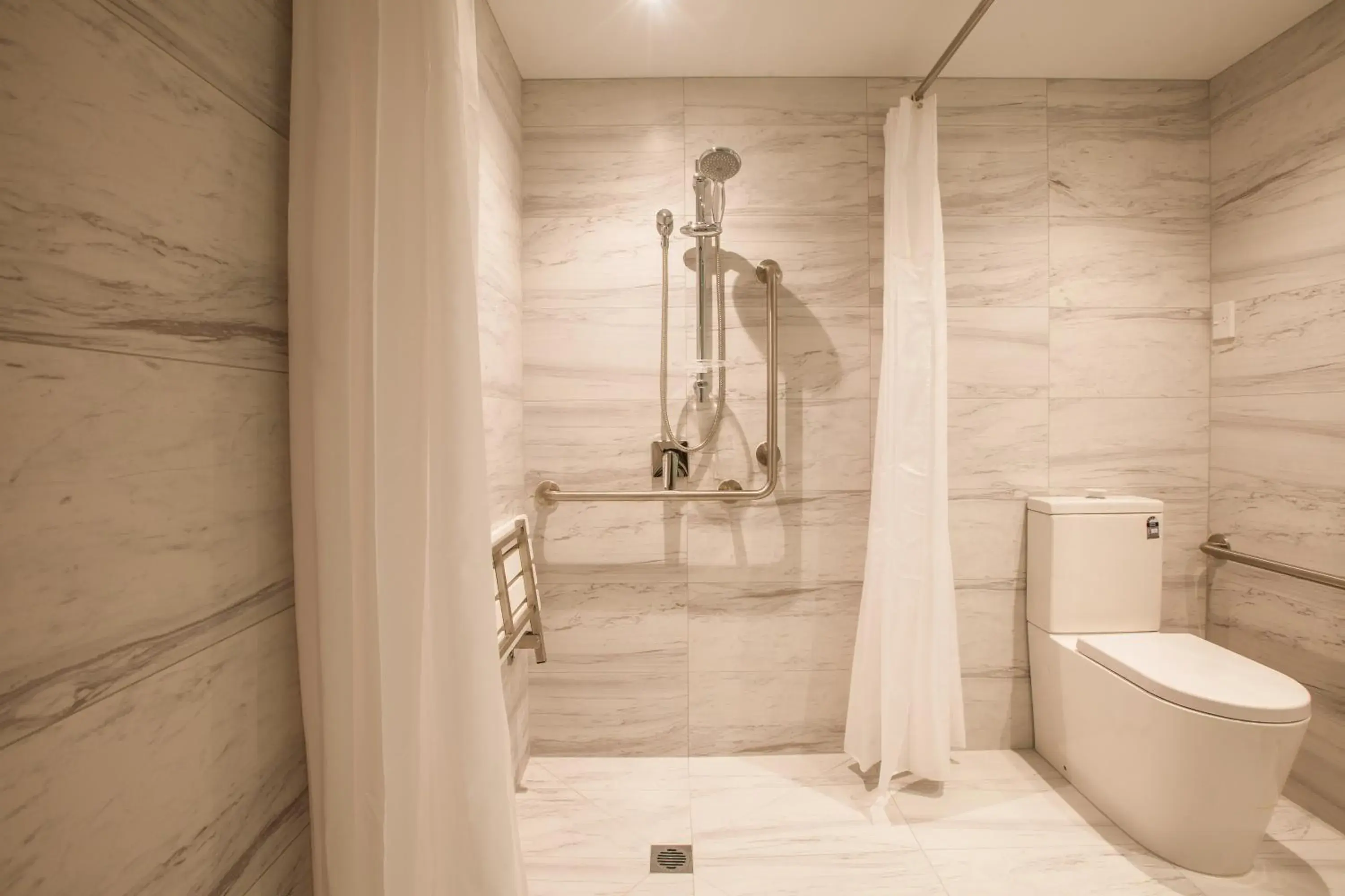 Queen Room - Disability Access in The Salisbury Business Class Queen Room - Disability Access in The Salisbury Business Class