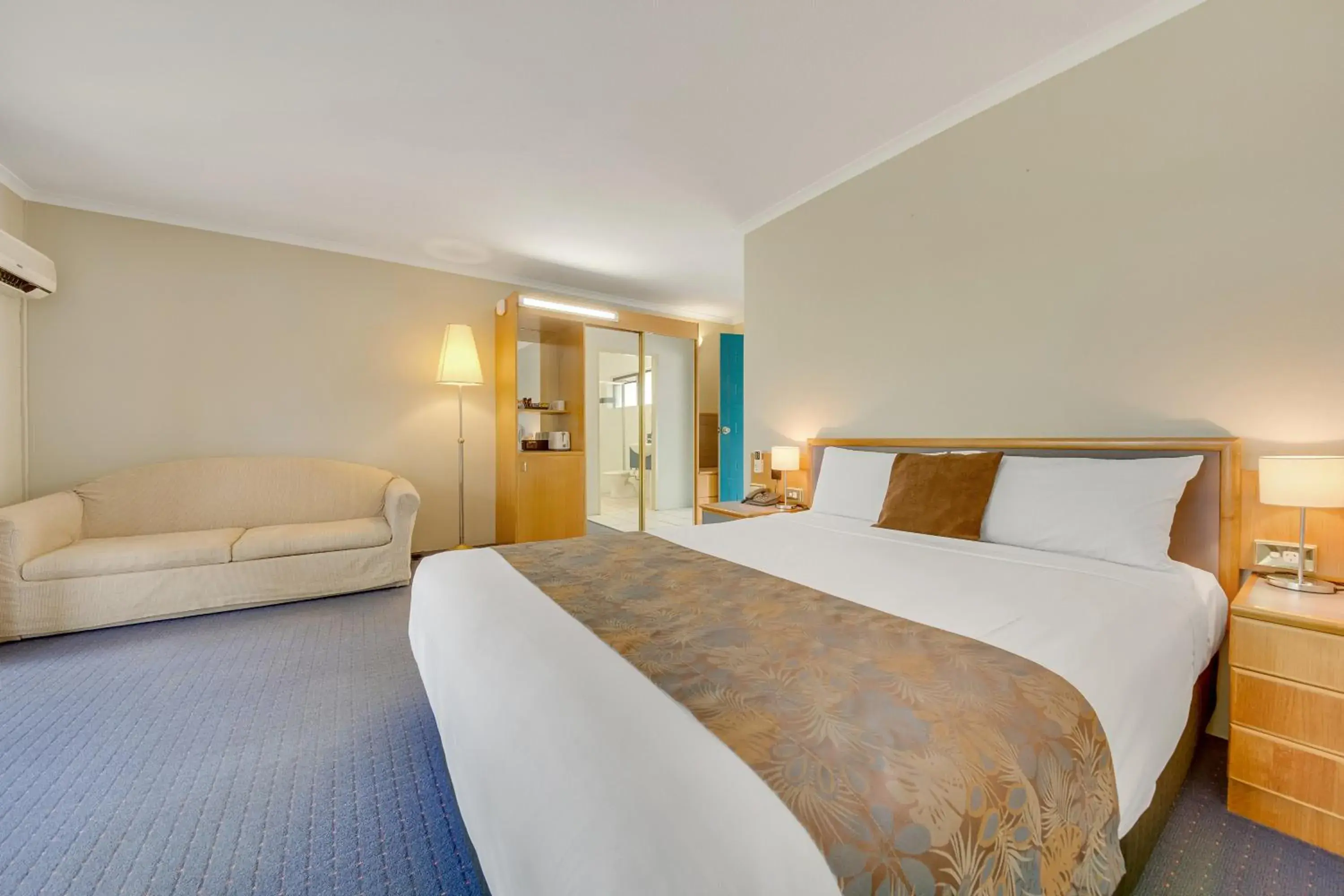 Deluxe Queen Room - single occupancy in Gladstone Palms Motor Inn Deluxe Queen Room - single occupancy in Gladstone Palms Motor Inn