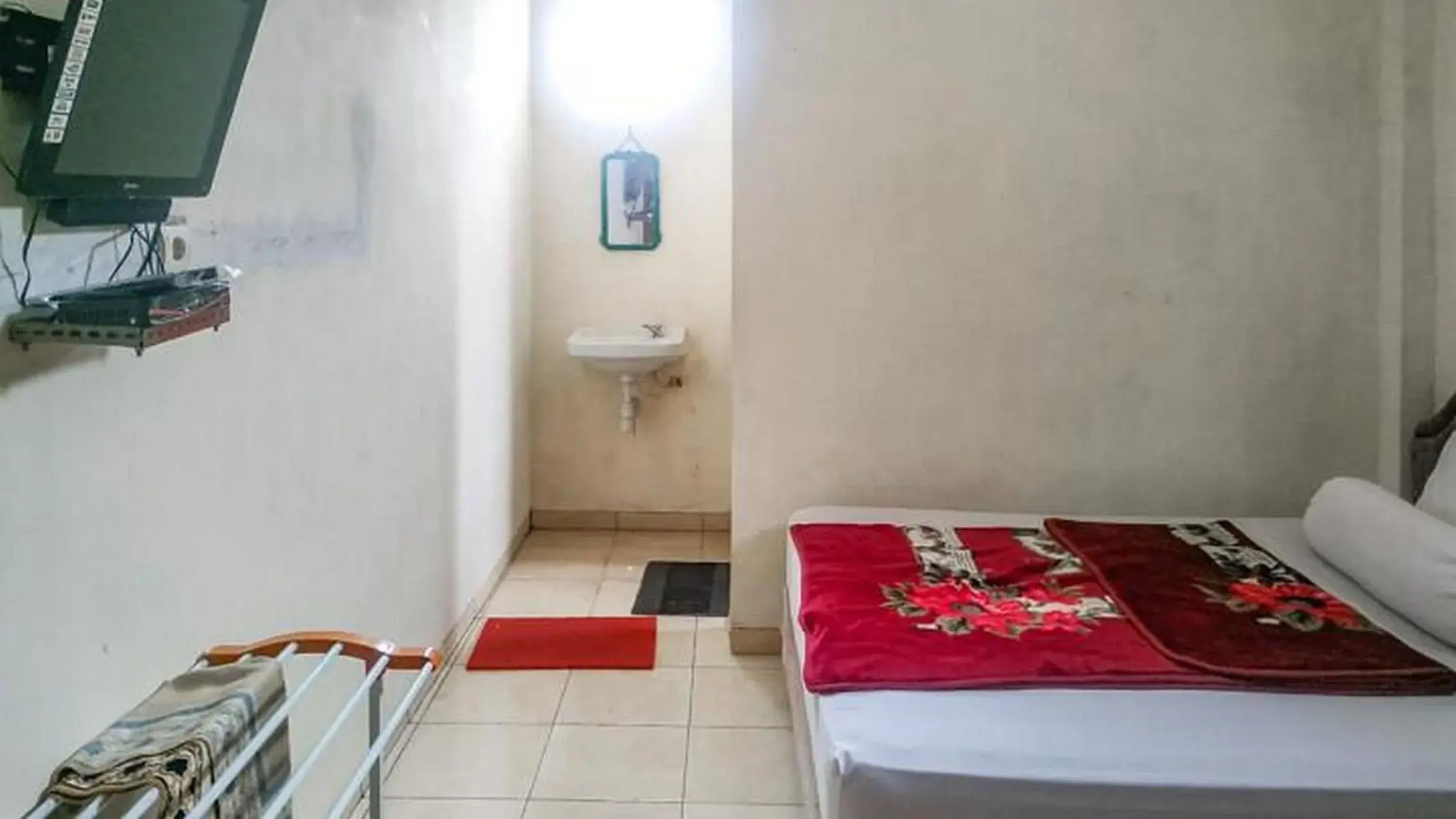 Standard Double Room in Villa Al Barokah Syariah Family Mitra RedDoorz near Sarangan Lake Standard Double Room in Villa Al Barokah Syariah Family Mitra RedDoorz near Sarangan Lake