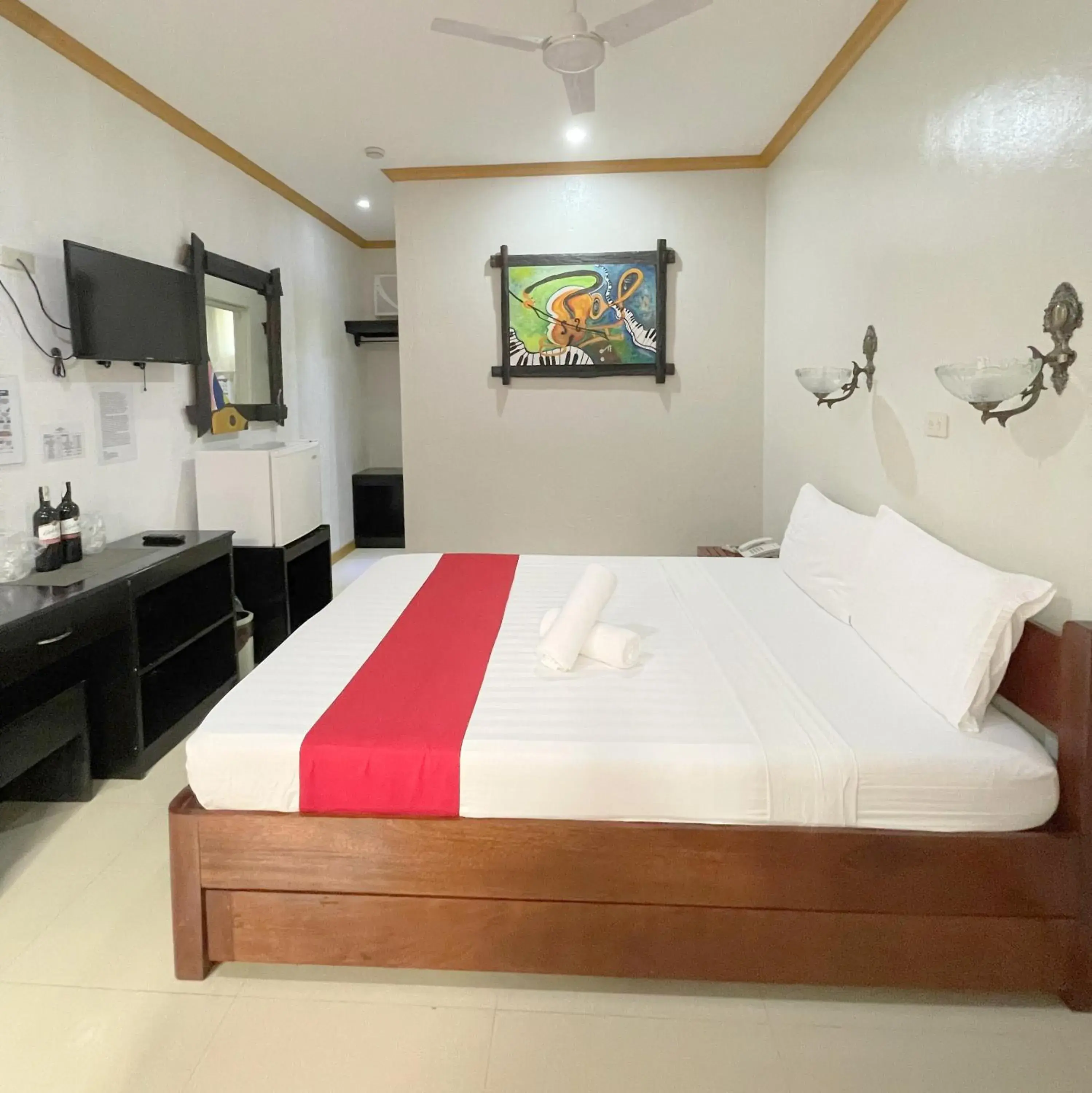 Deluxe King Room in RedDoorz at New Casamila Hotel Palawan Deluxe King Room in RedDoorz at New Casamila Hotel Palawan