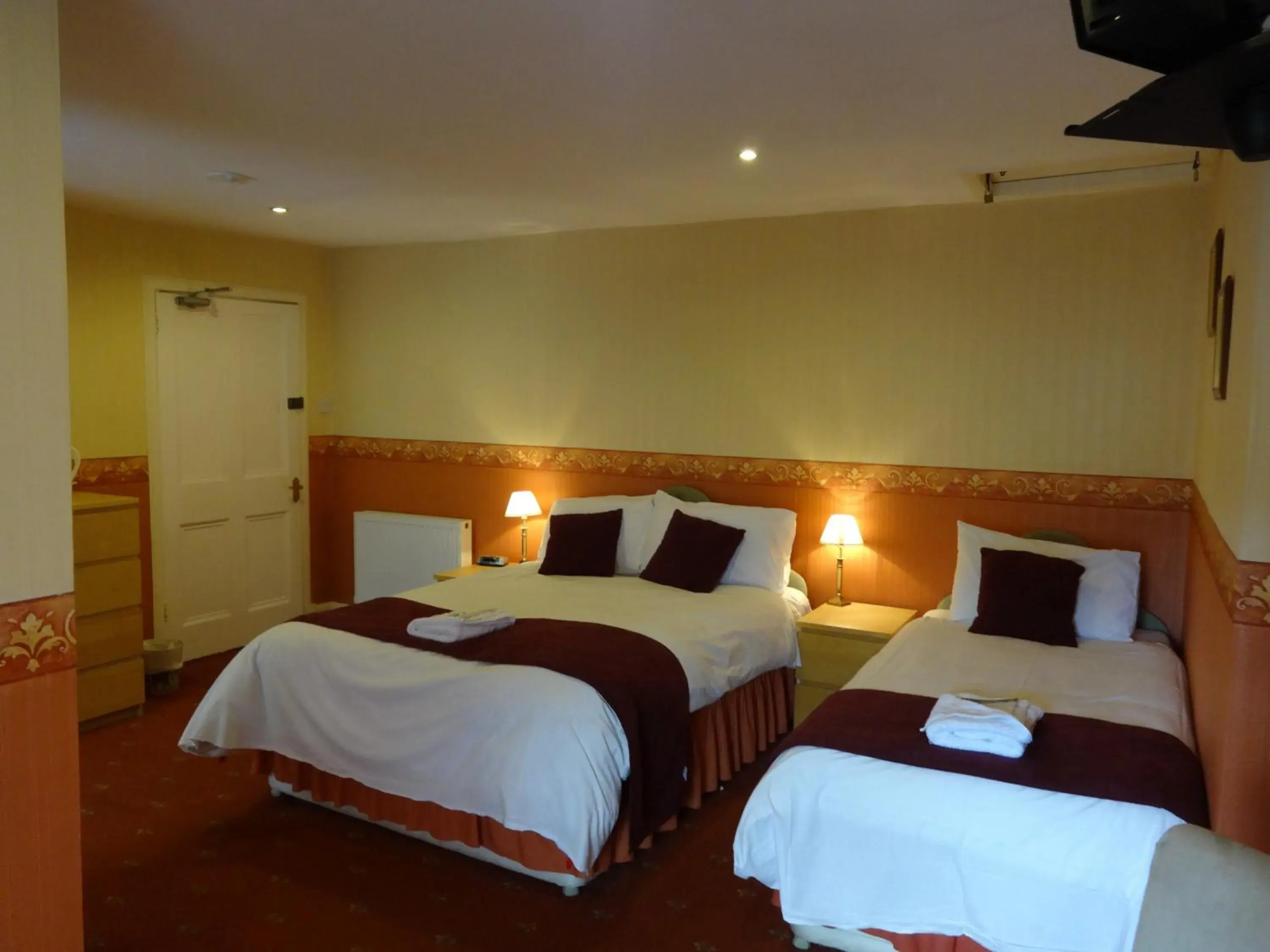 Deluxe Family Room - single occupancy in Dumfries Villa Deluxe Family Room - single occupancy in Dumfries Villa