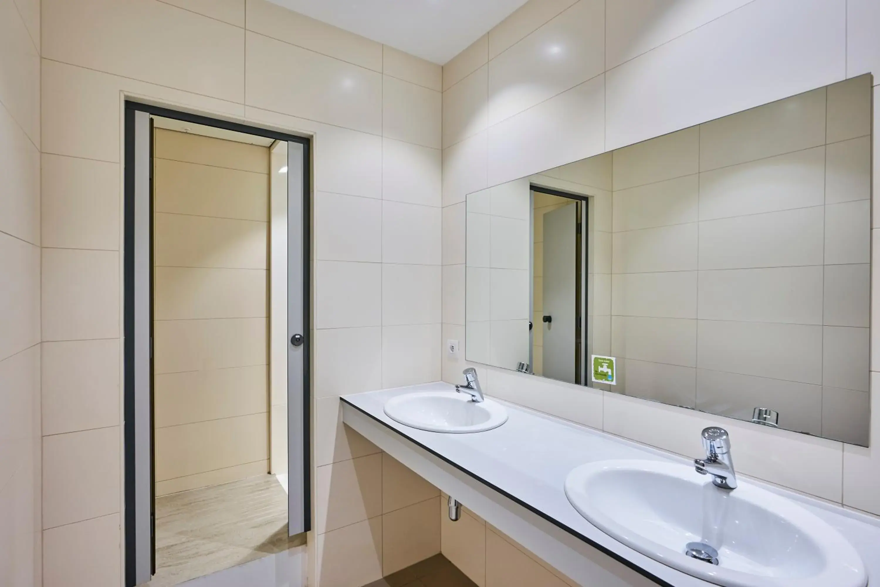 Twin Room in HI Brussels Generation Europe Hostel Twin Room in HI Brussels Generation Europe Hostel