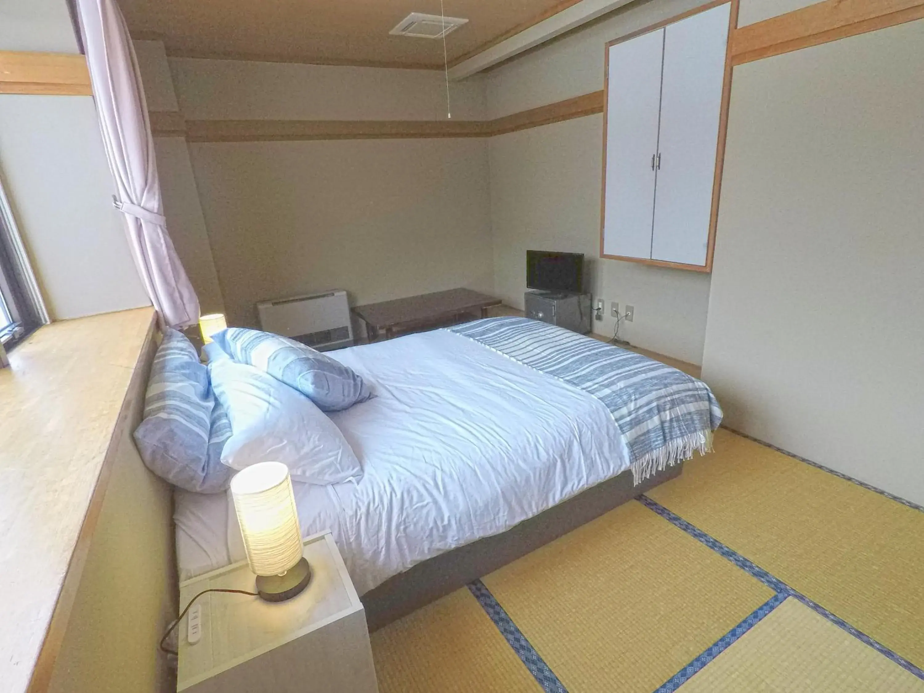 Double Room with Shared Bathroom in Red Fox Lodge Myoko Double Room with Shared Bathroom in Red Fox Lodge Myoko