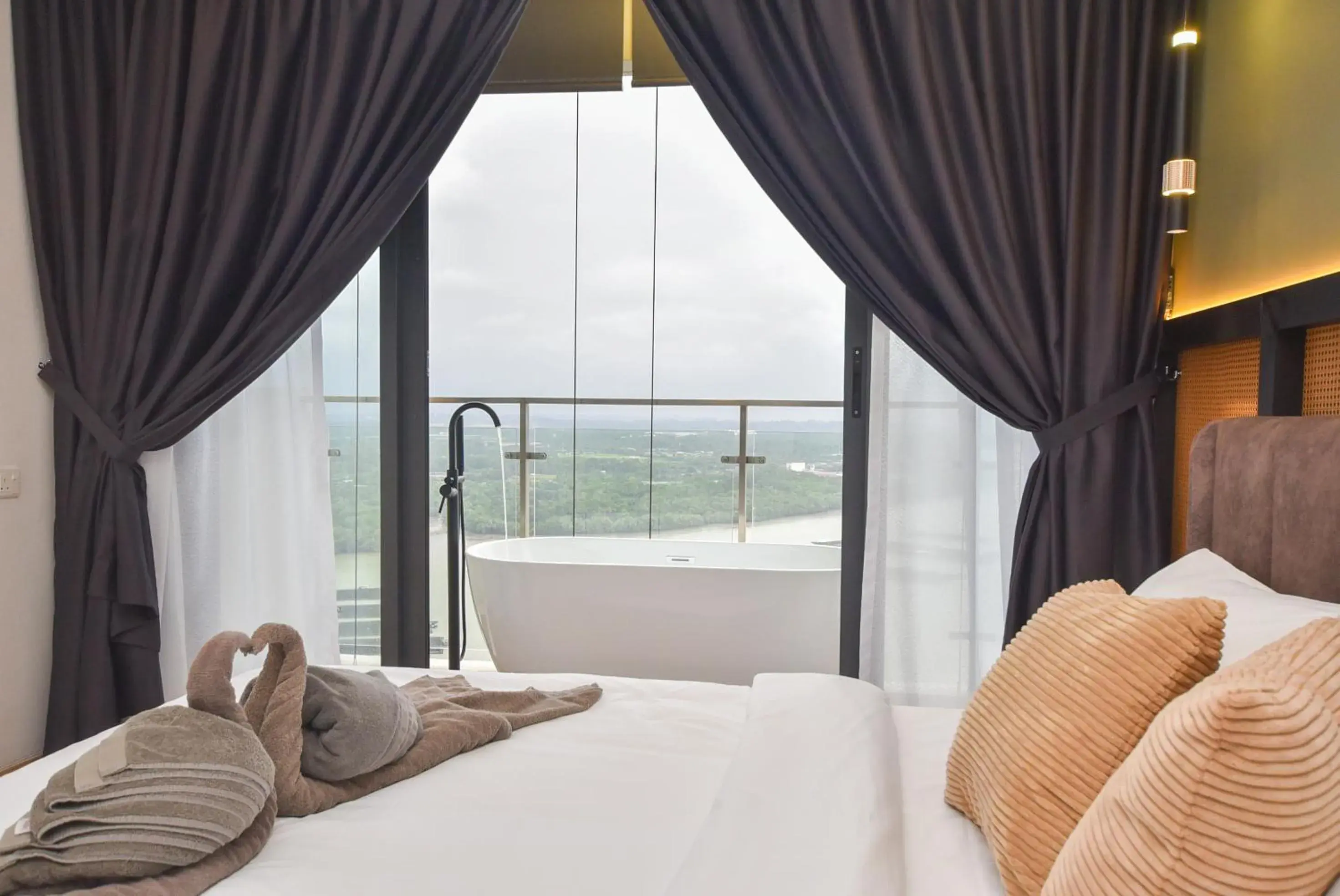 Premium Three-Bedrooms Suite with Seaview and Bathtub in Country Garden Seaview Suite by Nest Home at Danga Bay Premium Three-Bedrooms Suite with Seaview and Bathtub in Country Garden Seaview Suite by Nest Home at Danga Bay