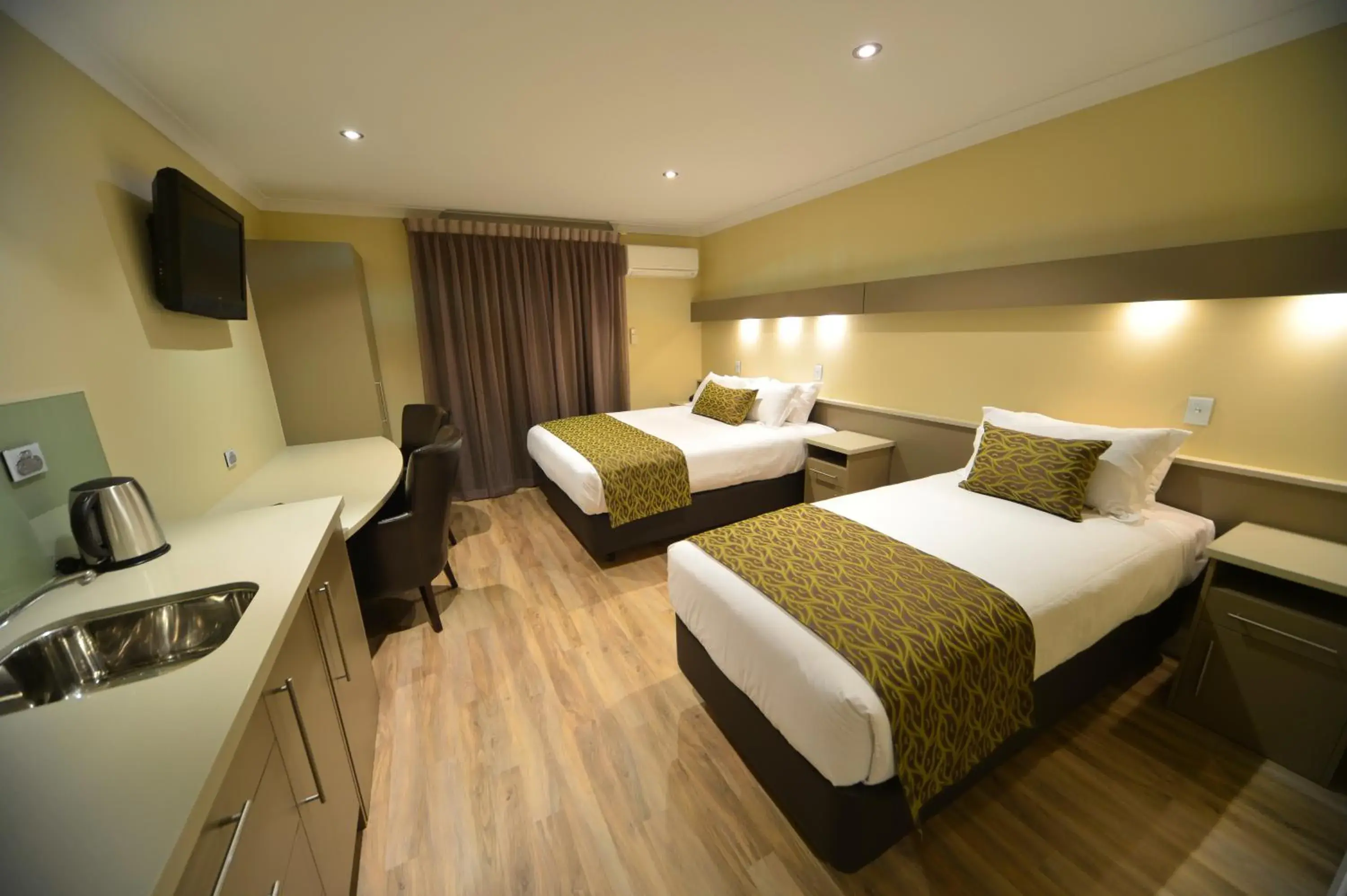 Deluxe Triple Room in Bentley Motel Deluxe Triple Room in Bentley Motel