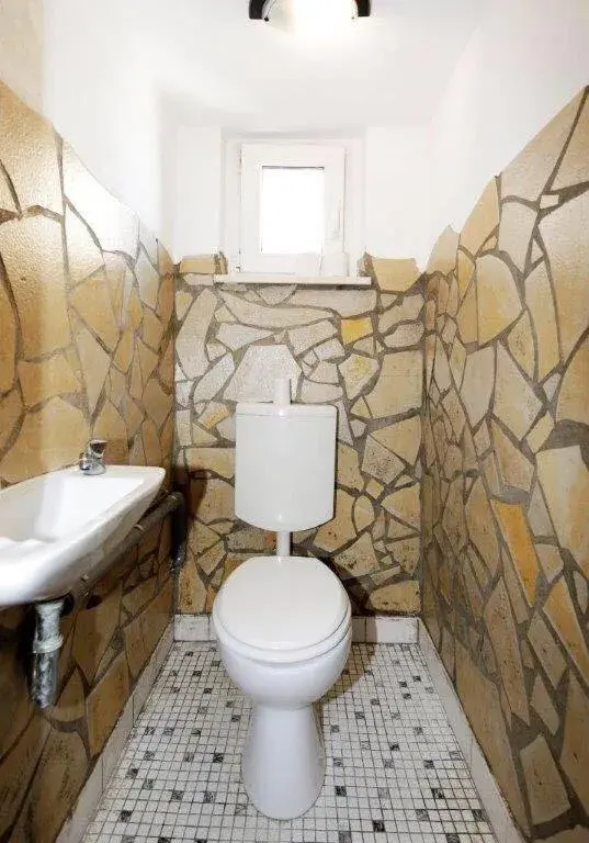 Triple Room with Shared Bathroom in Hotel Goldener Hahn Triple Room with Shared Bathroom in Hotel Goldener Hahn